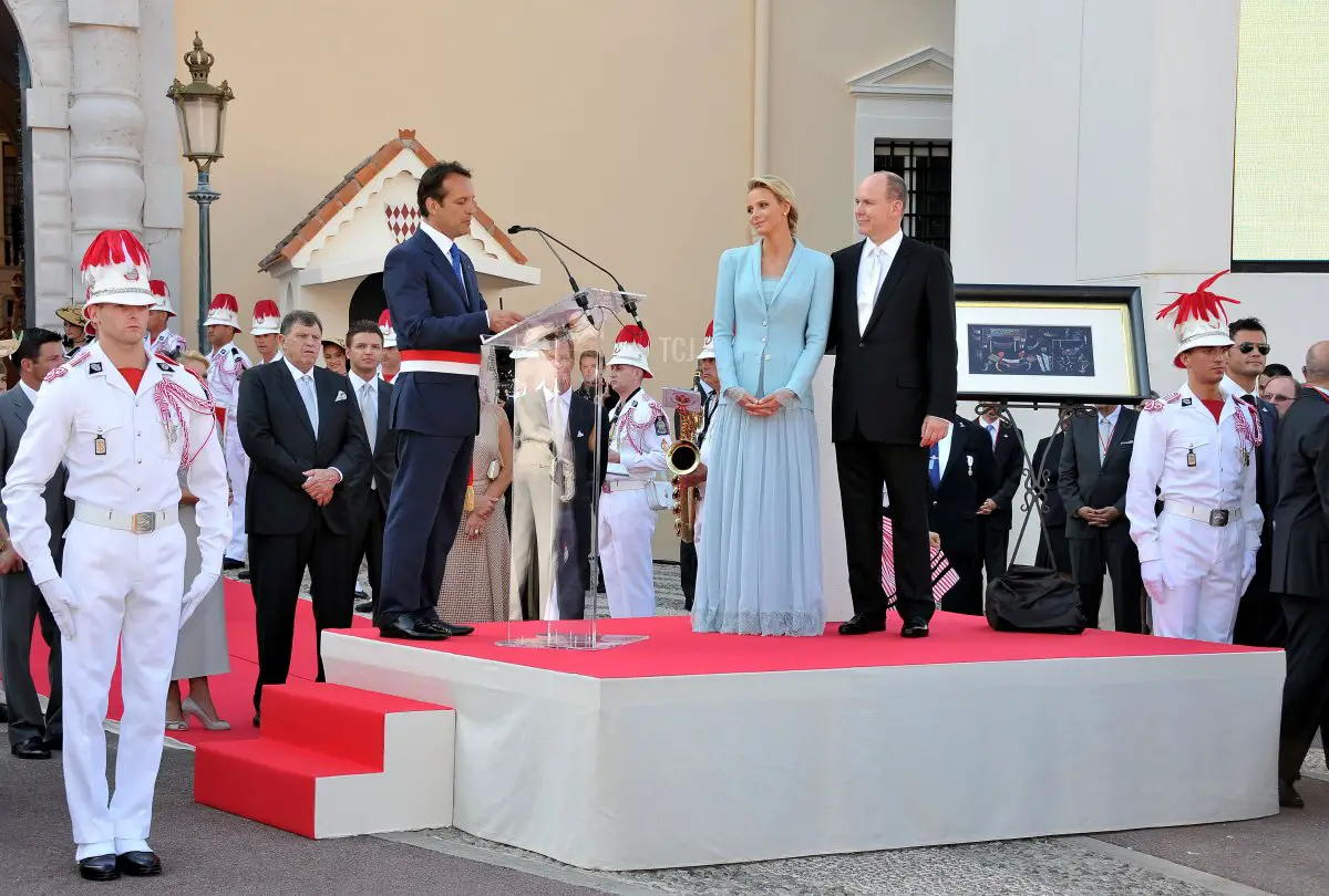 Georges Marsan, sindaco di Monaco, pronuncia un discorso mentre la principessa Charlene di Monaco e il principe Alberto II di Monaco guardano dopo la cerimonia civile del matrimonio reale tra il principe Alberto II di Monaco e Charlene Wittstock al Palazzo del Principe il 1 luglio 2011 a Monaco