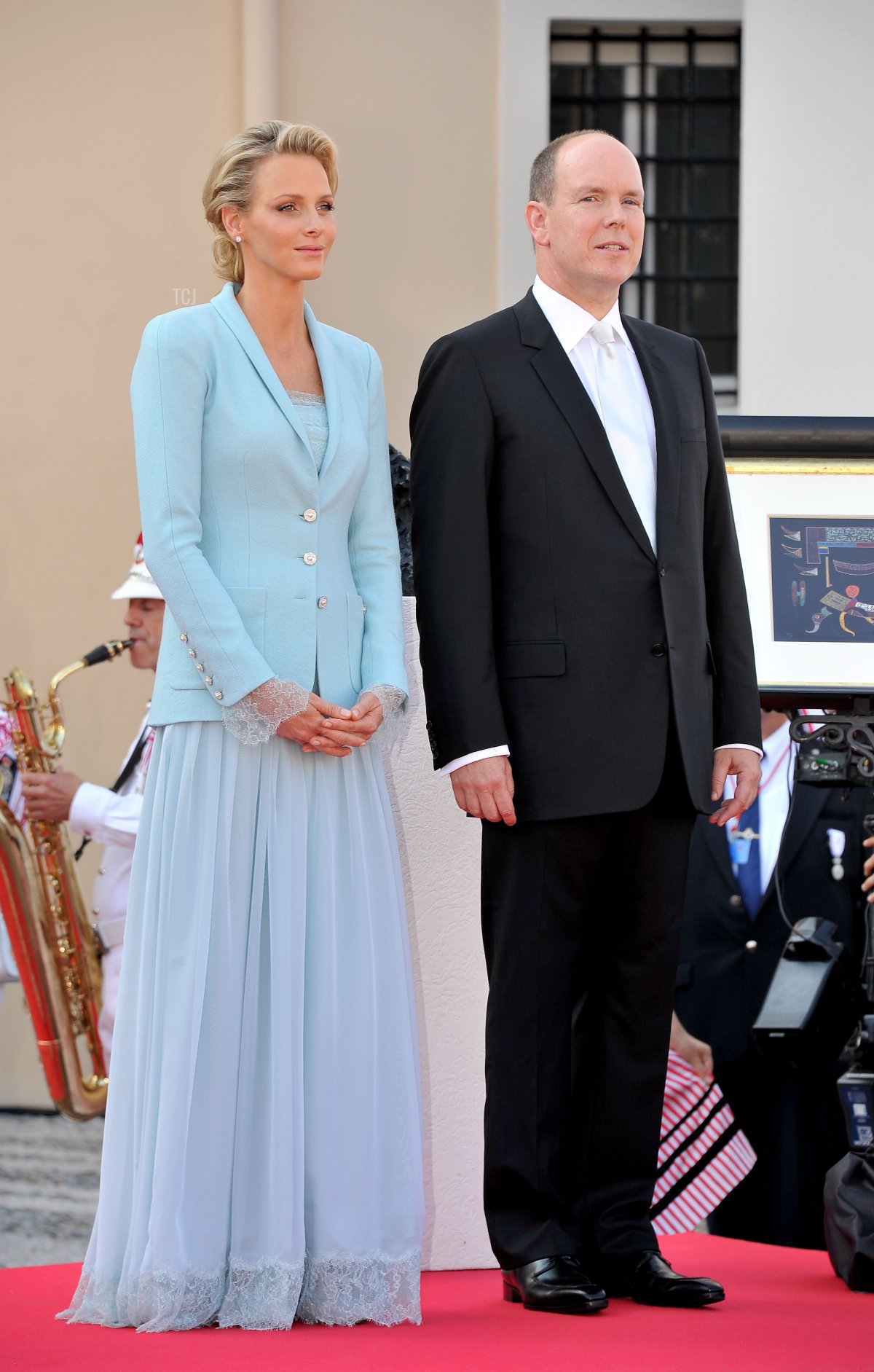 La principessa Charlene di Monaco e il principe Alberto II di Monaco guardano dopo la cerimonia civile del matrimonio reale tra il principe Alberto II di Monaco e Charlene Wittstock al Palazzo del Principe il 1 luglio 2011 a Monaco