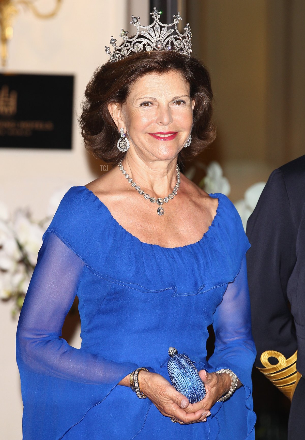 La Regina Silvia di Svezia lascia l'Hotel Hermitage per partecipare a una cena sulle terrazze dell'Opera dopo il matrimonio religioso del Principe Alberto II di Monaco e della Principessa Charlene di Monaco il 2 luglio 2011 a Monaco