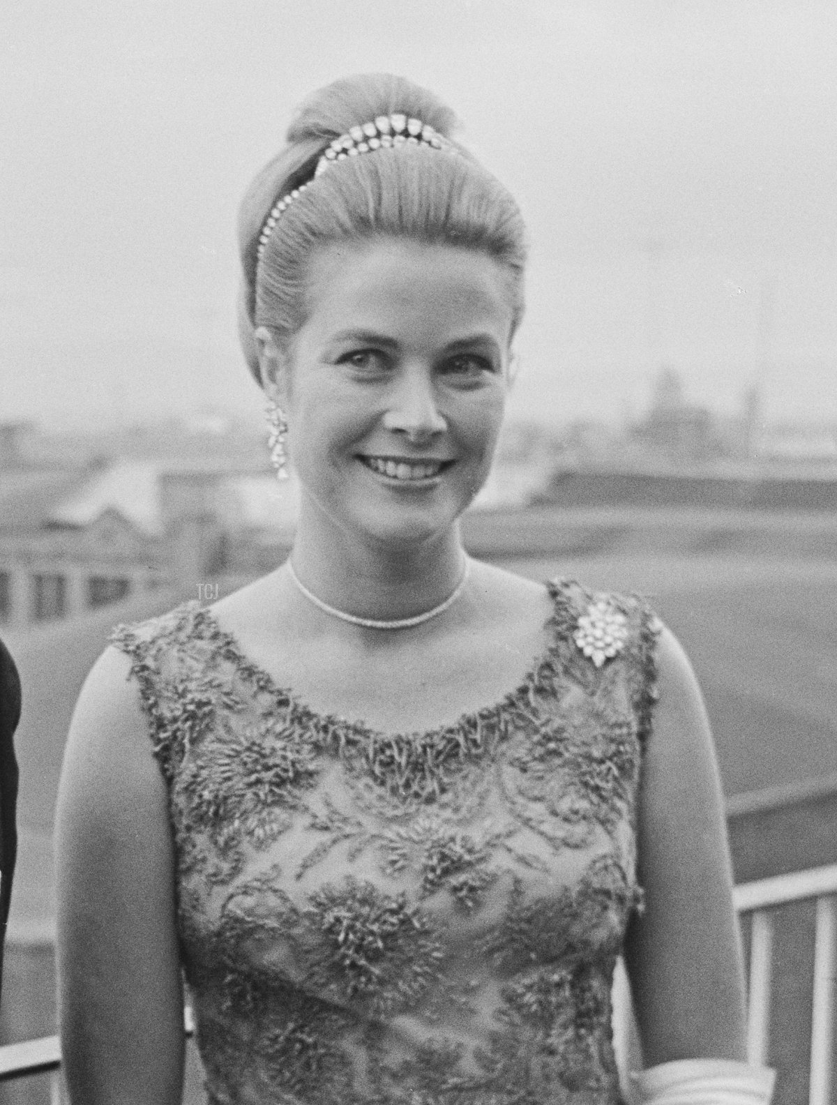 Rainier III, Principe di Monaco (1923-2005) e la Principessa Grace di Monaco, indossando un abito di Givenchy, partecipano al Bal Petits Lits Blancs a Powerscourt a Enniskerry, County Wicklow, Irlanda, 6 luglio 1965