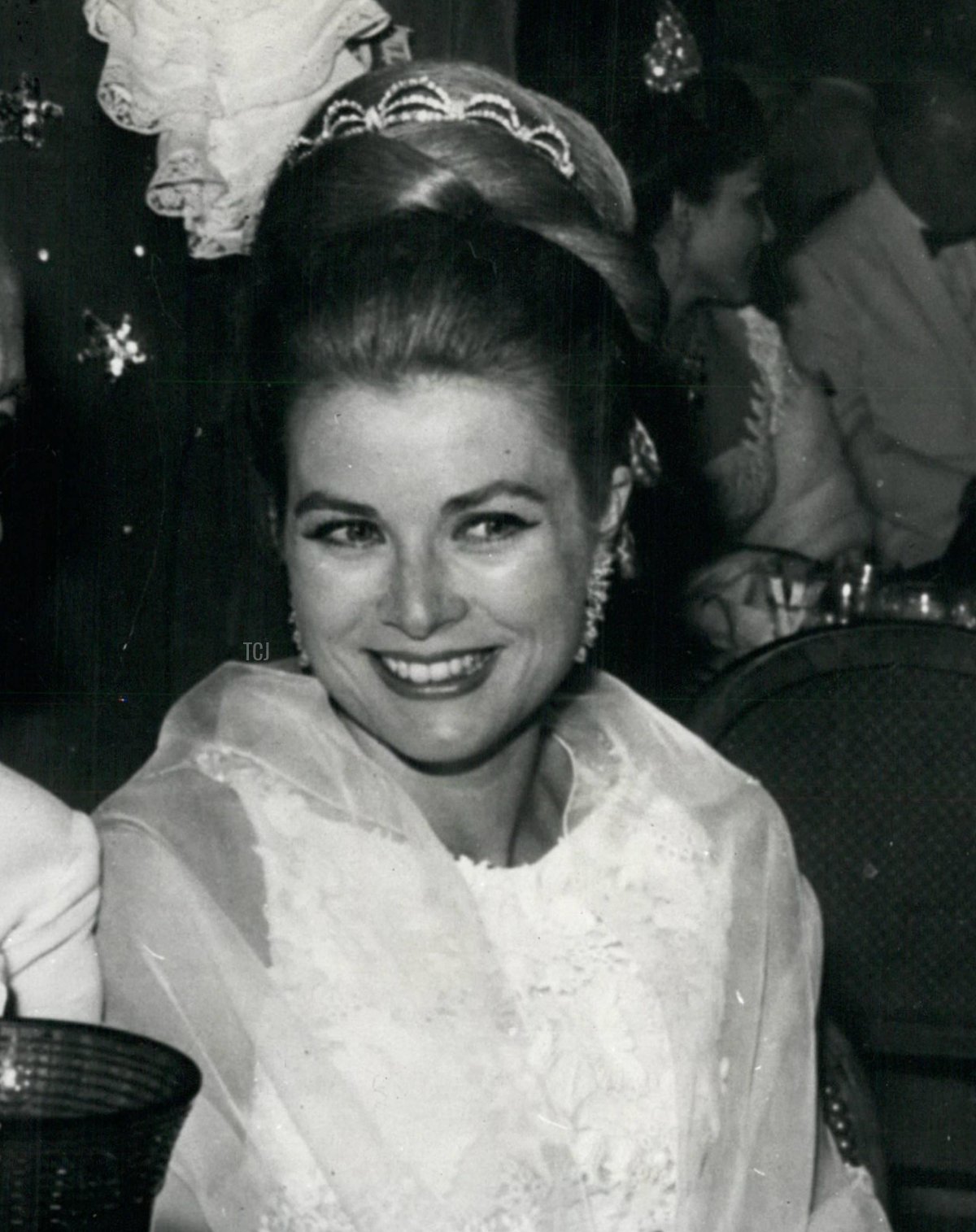 Grace indossa il suo diadema di diamanti per il Bal de Petit Lits Blancs a Monaco, luglio 1966