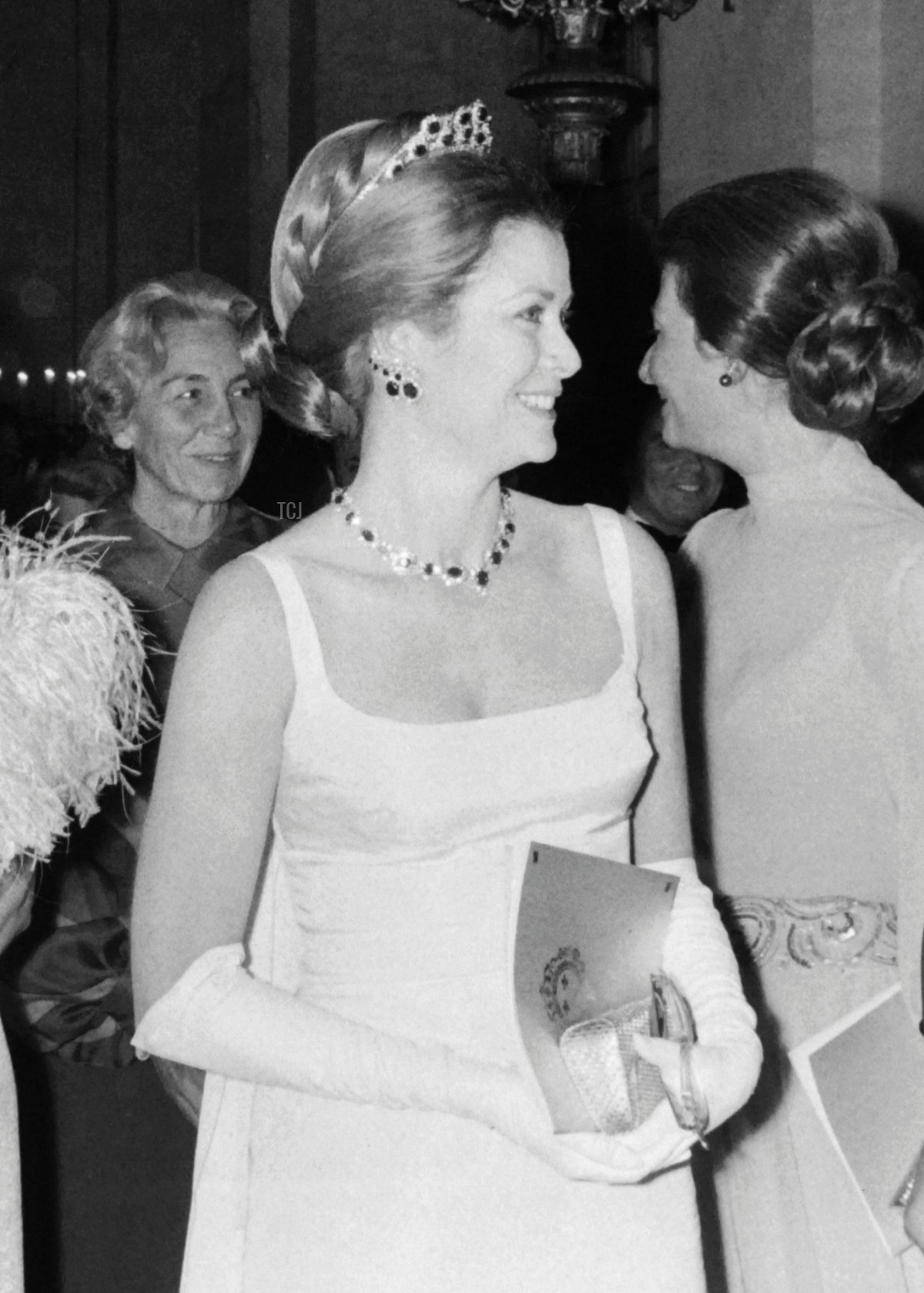 Il Segretario di Stato francese Jean de Lipokowski, la Baronessa Philippine de Rothschild, la Principessa Grace di Monaco e il deputato francese Michel Debré partecipano a un evento di gala, per il restauro del Palazzo di Versailles, il 28 novembre 1973 a Versailles