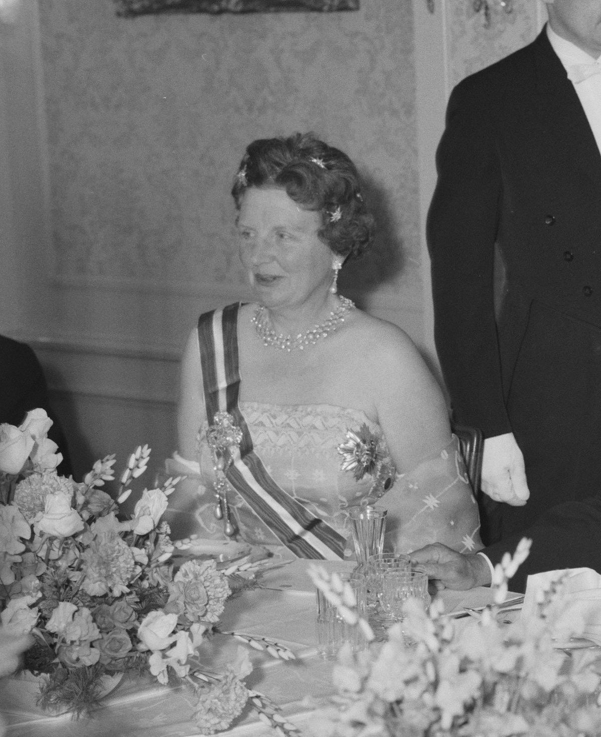 La Regina Giuliana dei Paesi Bassi partecipa a una cena di gala presso l'ambasciata austriaca il 18 maggio 1961 (Wim van Rossem/Anefo/Nationaal Archief/Wikimedia Commons)