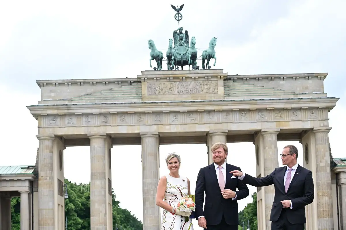 Re Willem-Alexander e Regina Maxima dei Paesi Bassi posano per fotografie con il sindaco di Berlino Michael Mueller (R) davanti al famoso Porta di Brandeburgo a Berlino il 5 luglio 2021