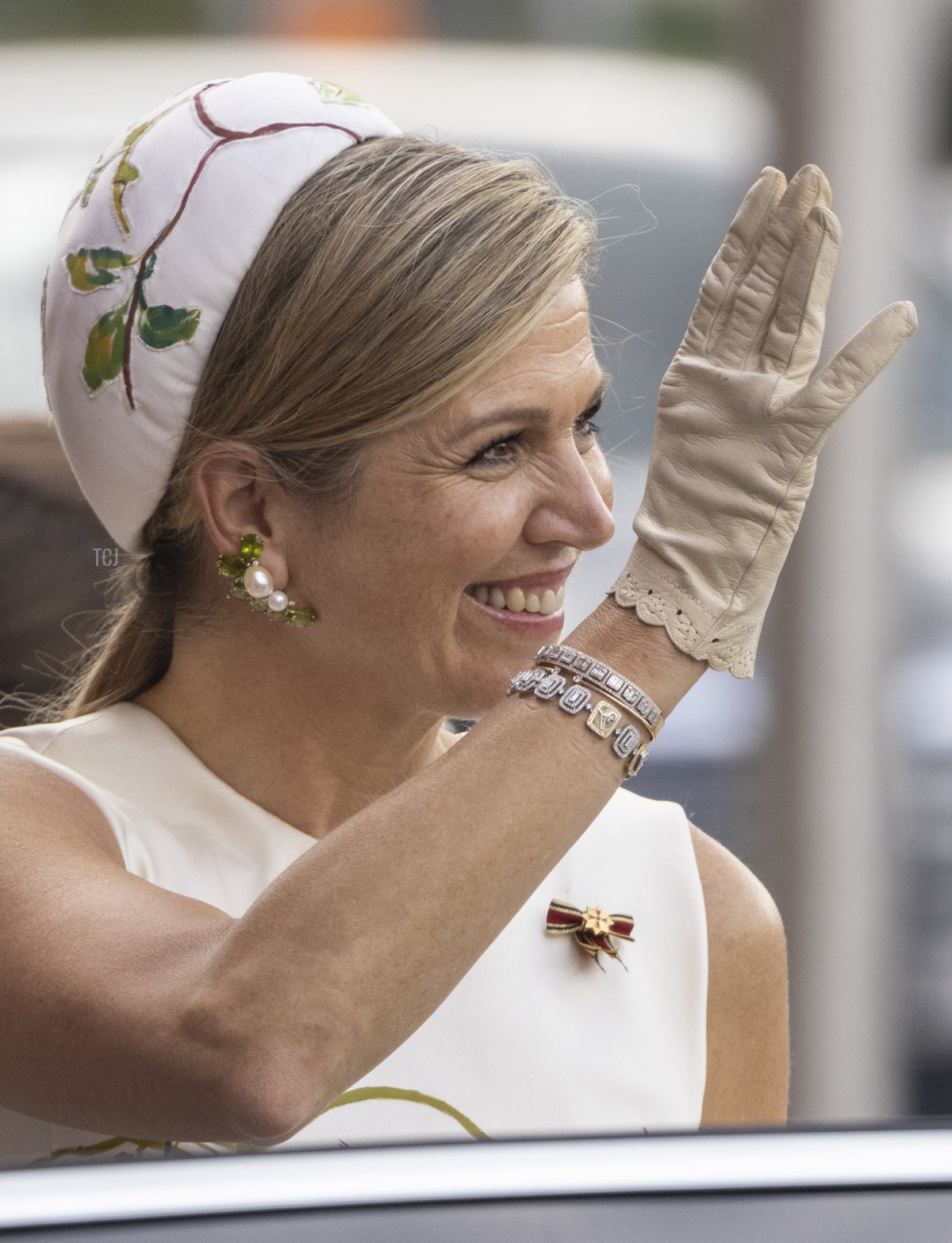 Regina Maxima dei Paesi Bassi saluta la folla davanti al Rotes Rathaus, municipio di Berlino il 5 luglio 2021 a Berlino, Germania