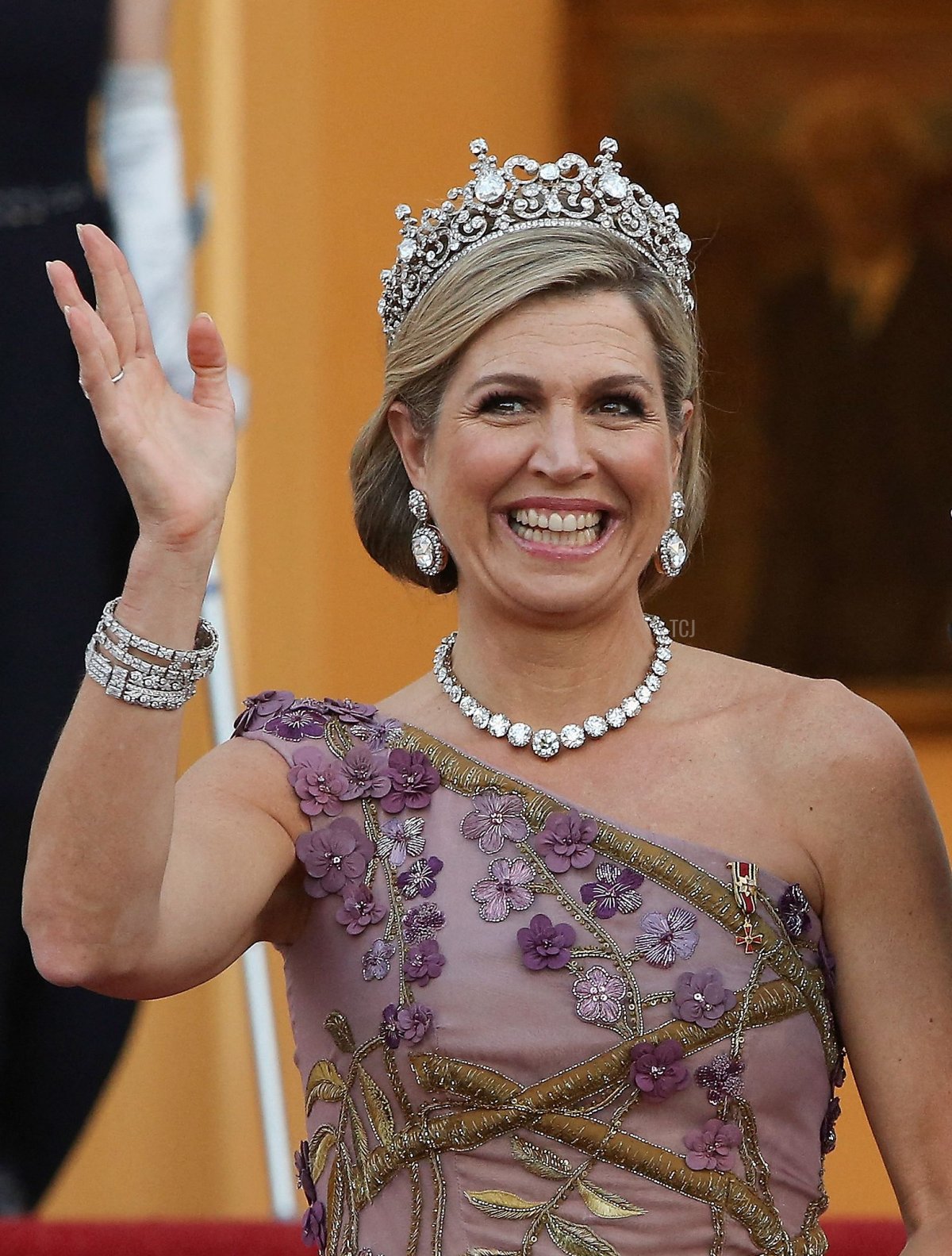 Re Willem-Alexander e Regina Maxima dei Paesi Bassi salutano durante la loro arrivo per una cena di stato in loro onore al palazzo presidenziale Bellevue a Berlino il 5 luglio 2021