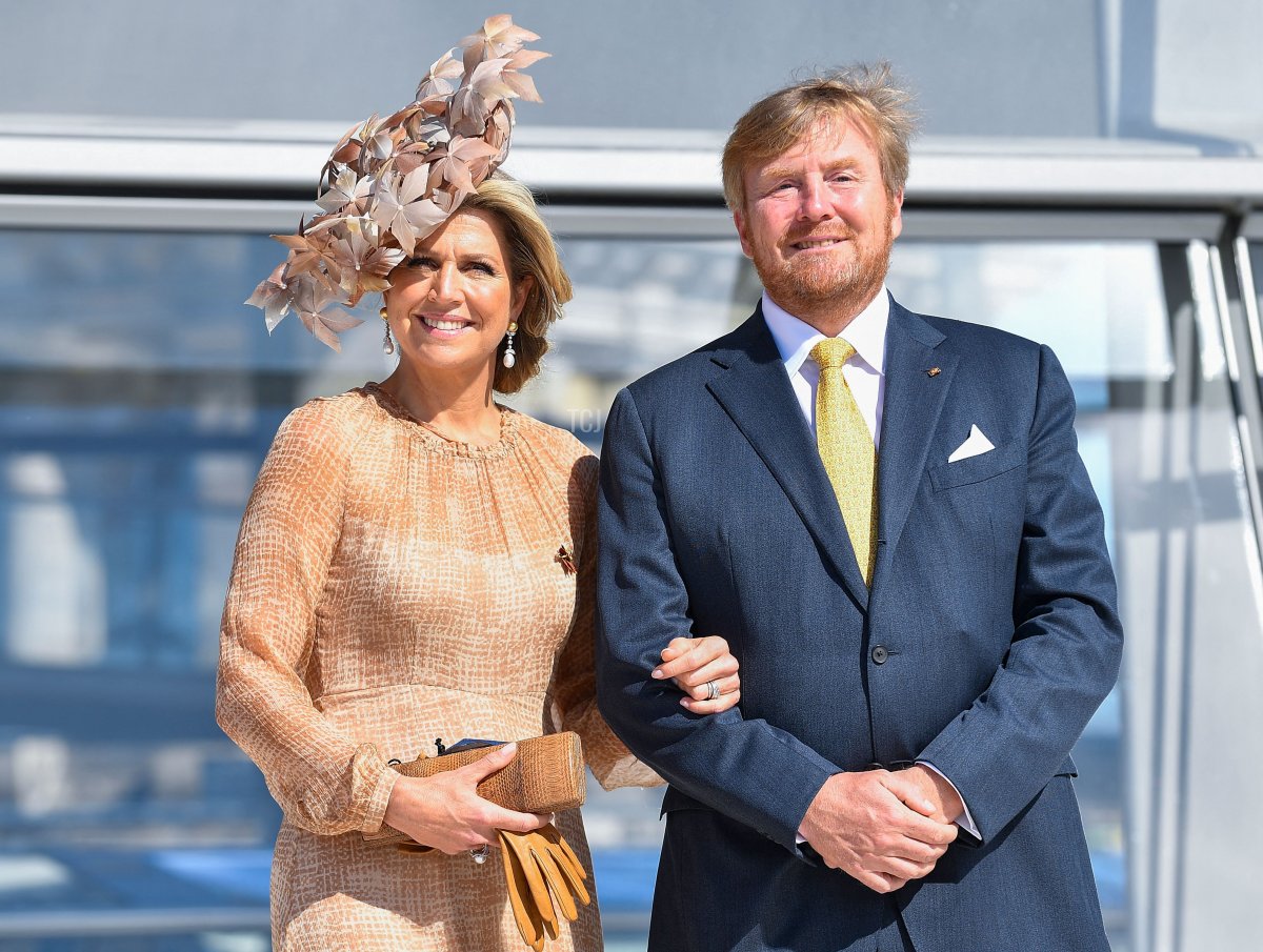 Re Willem-Alexander e Regina Maxima dei Paesi Bassi posano davanti alla cupola dell'edificio del Reichstag, sede del Bundestag, la camera bassa del parlamento, a Berlino il 6 luglio 2021