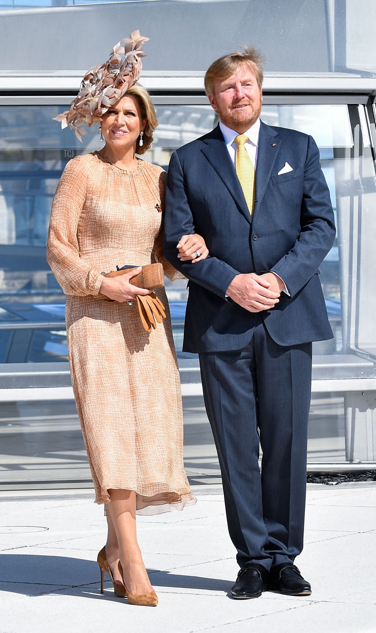 Re Willem-Alexander e Regina Maxima dei Paesi Bassi posano davanti alla cupola dell'edificio del Reichstag, sede del Bundestag, la camera bassa del parlamento, a Berlino il 6 luglio 2021