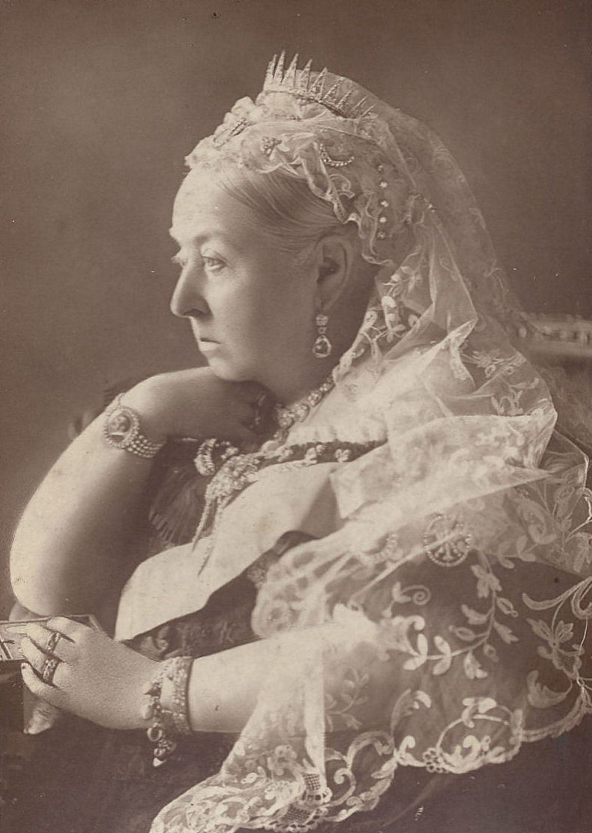 Ritratto fotografico della regina Vittoria di Gunn & Stuart, luglio 1896 (Wikimedia Commons)