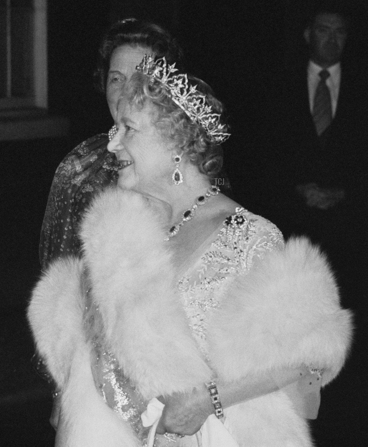 La Regina Madre (1900 - 2002) è accolta dal Primo Ministro, Margaret Thatcher (1925 - 2013), al suo arrivo al 10 di Downing Street, dove il Primo Ministro ha ospitato una festa per l'80esimo compleanno della Regina Madre, Londra, Regno Unito, 12 novembre 1980