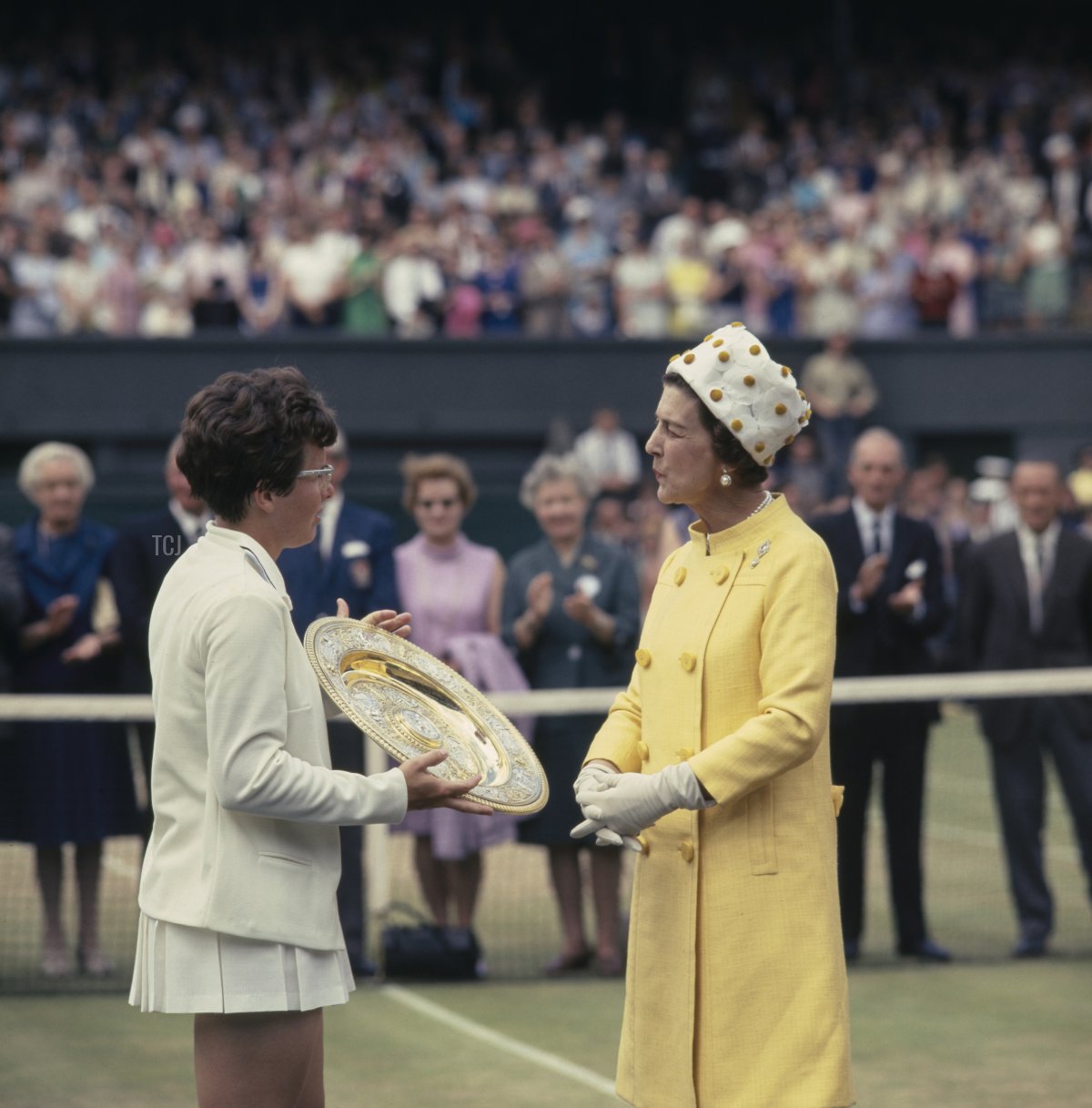 Billie Jean King riceve il trofeo da Princess Marina, Duchessa di Kent, dopo aver vinto la finale femminile nel 1967