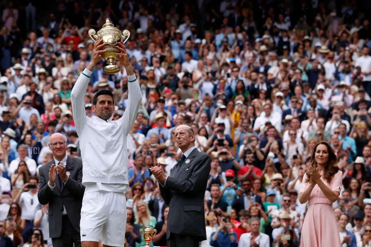 Novak Djokovic, con la Duchessa di Cambridge, tiene il trofeo dopo aver vinto la finale di Wimbledon 2021