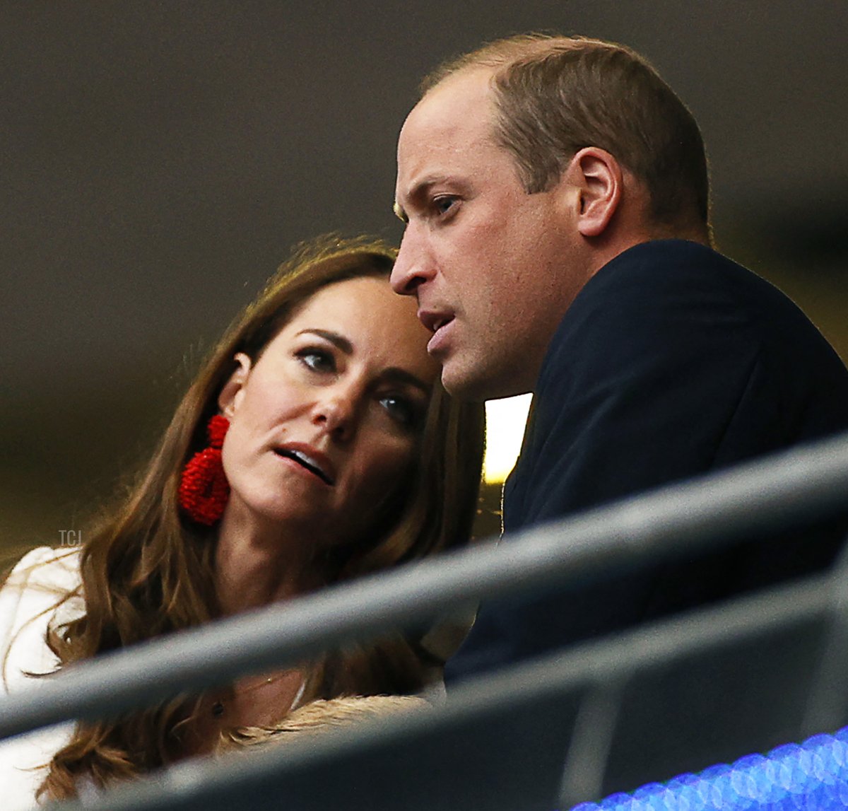 Il Principe William (R), Duca di Cambridge, ascolta Catherine, Duchessa di Cambridge, prima della finale di calcio UEFA EURO 2020 tra Italia e Inghilterra allo stadio Wembley di Londra l'11 luglio 2021