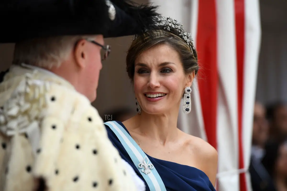 Regina Letizia di Spagna (a destra) parla con il sindaco Andrew Parmley (a sinistra) mentre il re Felipe VI ispeziona la Guardia d'Onore al Guildhall nel centro di Londra