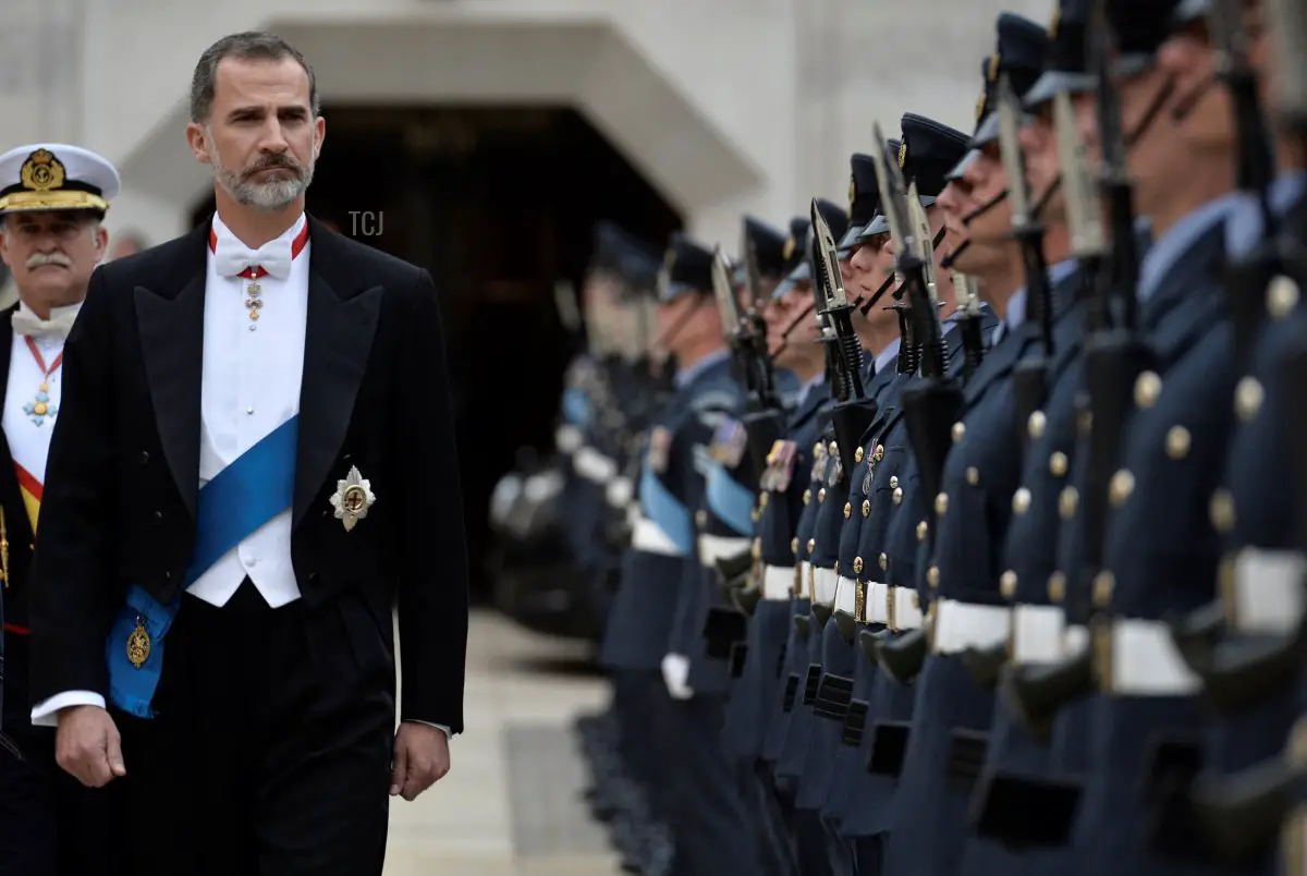 Re Felipe VI di Spagna ispeziona una Guardia d'Onore prima di un banchetto al Guildhall nel centro di Londra il 13 luglio 2017