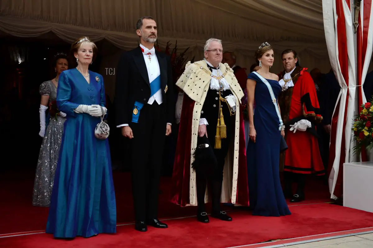 La signora Marta Parmley (a sinistra), re Felipe VI di Spagna (secondo da sinistra), sindaco Andrew Parmley (secondo da destra) e regina Letizia di Spagna (a destra) arrivano per un banchetto al Guildhall nel centro di Londra il 13 luglio 2017