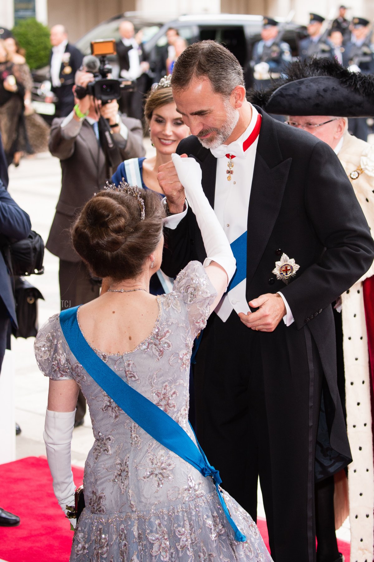 Principessa Anna, principessa reale saluta il re Felipe VI di Spagna mentre partecipano al banchetto del sindaco