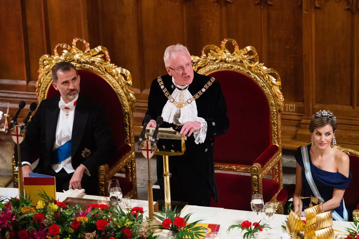 Re Felipe VI di Spagna (a sinistra) e regina Letizia di Spagna (a destra) ascoltano mentre Andrew Parmley, sindaco di Londra, fa un discorso