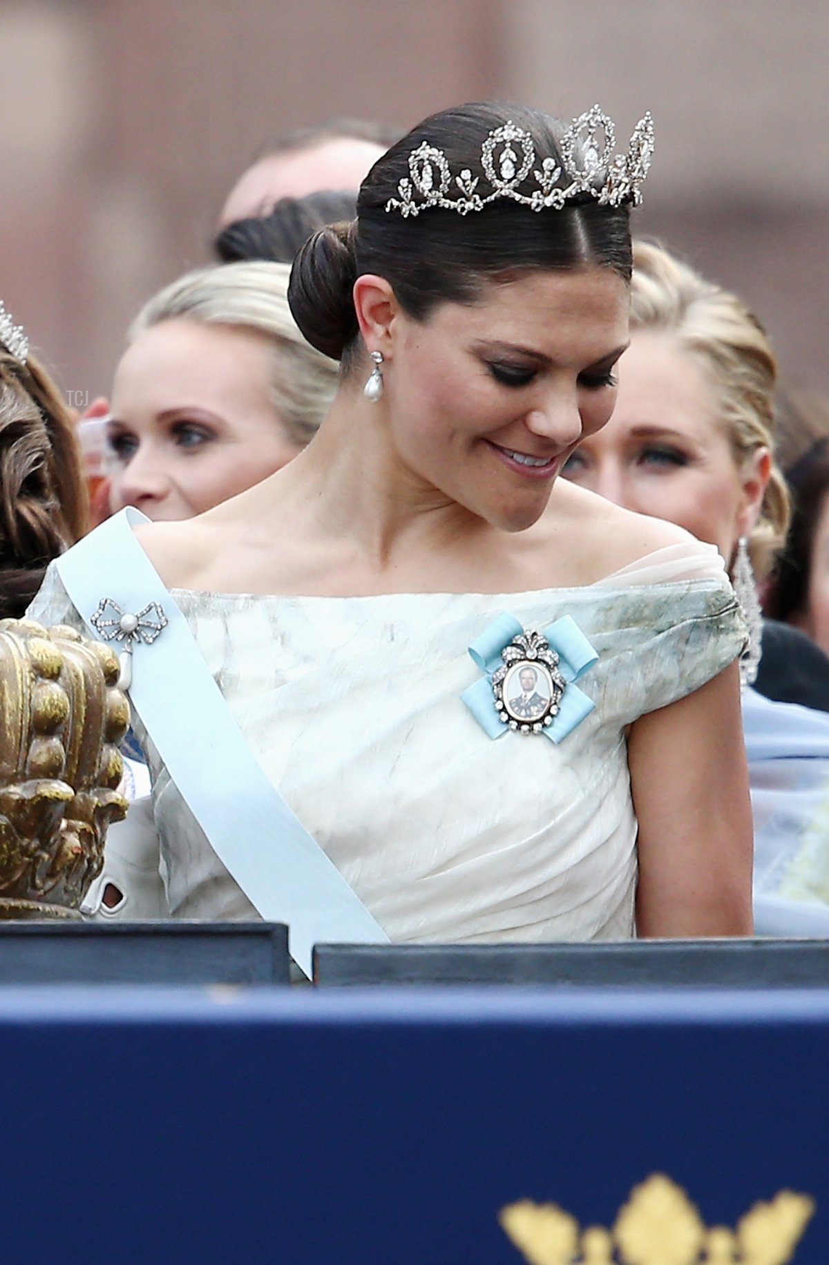 Il Principe Carl Philip di Svezia posiziona una mano sulla corona mentre si trova accanto a sua sorella, la Principessa Vittoria di Svezia, dopo la cerimonia di matrimonio con la Principessa Sofia al Palazzo Reale il 13 giugno 2015