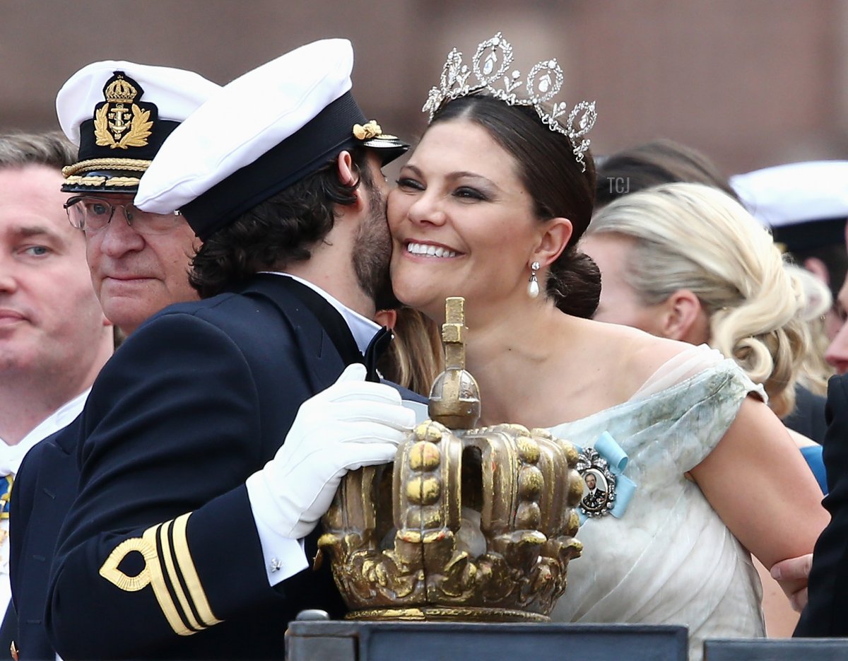 Il Principe Carl Philip di Svezia posiziona una mano sulla corona mentre chiacchiera con sua sorella, la Principessa Vittoria di Svezia, dopo la cerimonia di matrimonio con la Principessa Sofia, presso il Palazzo Reale il 13 giugno 2015 a Stoccolma, Svezia