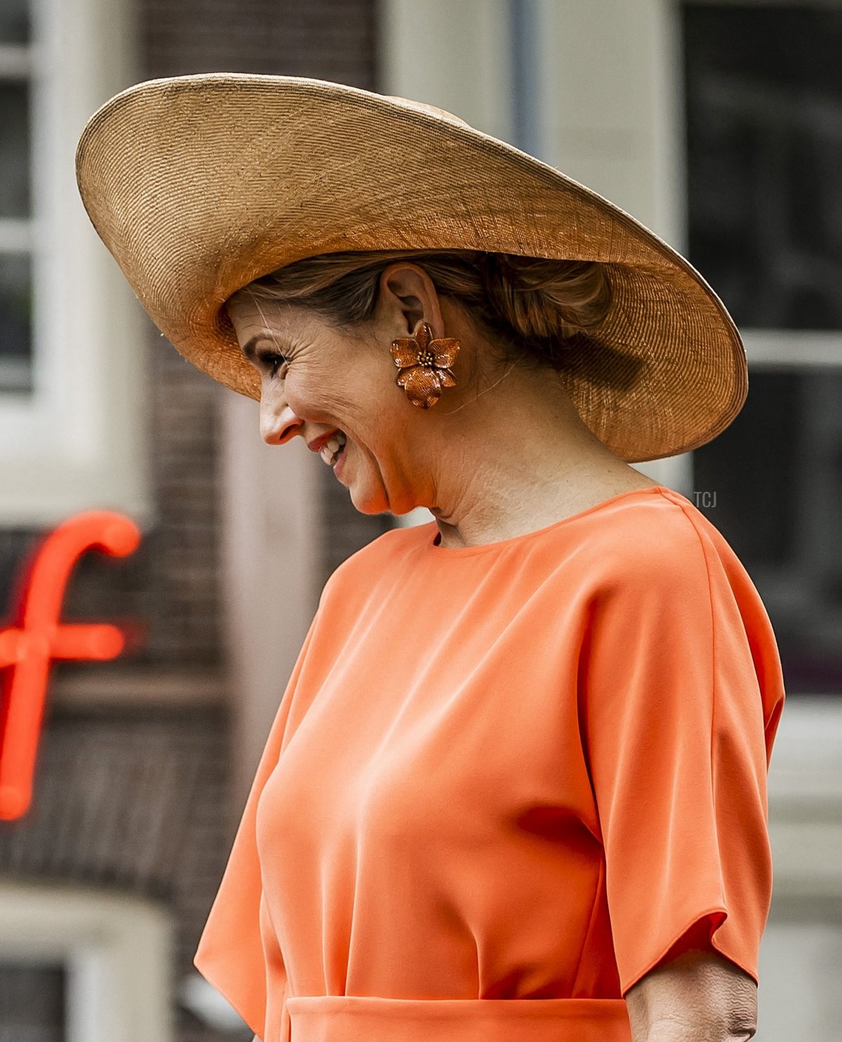 La regina dei Paesi Bassi Maxima osserva un robot che taglia un nastro durante l'apertura di un ponte stampato in 3D a Oudezijds Achterburgwal, Amsterdam il 15 luglio 2021