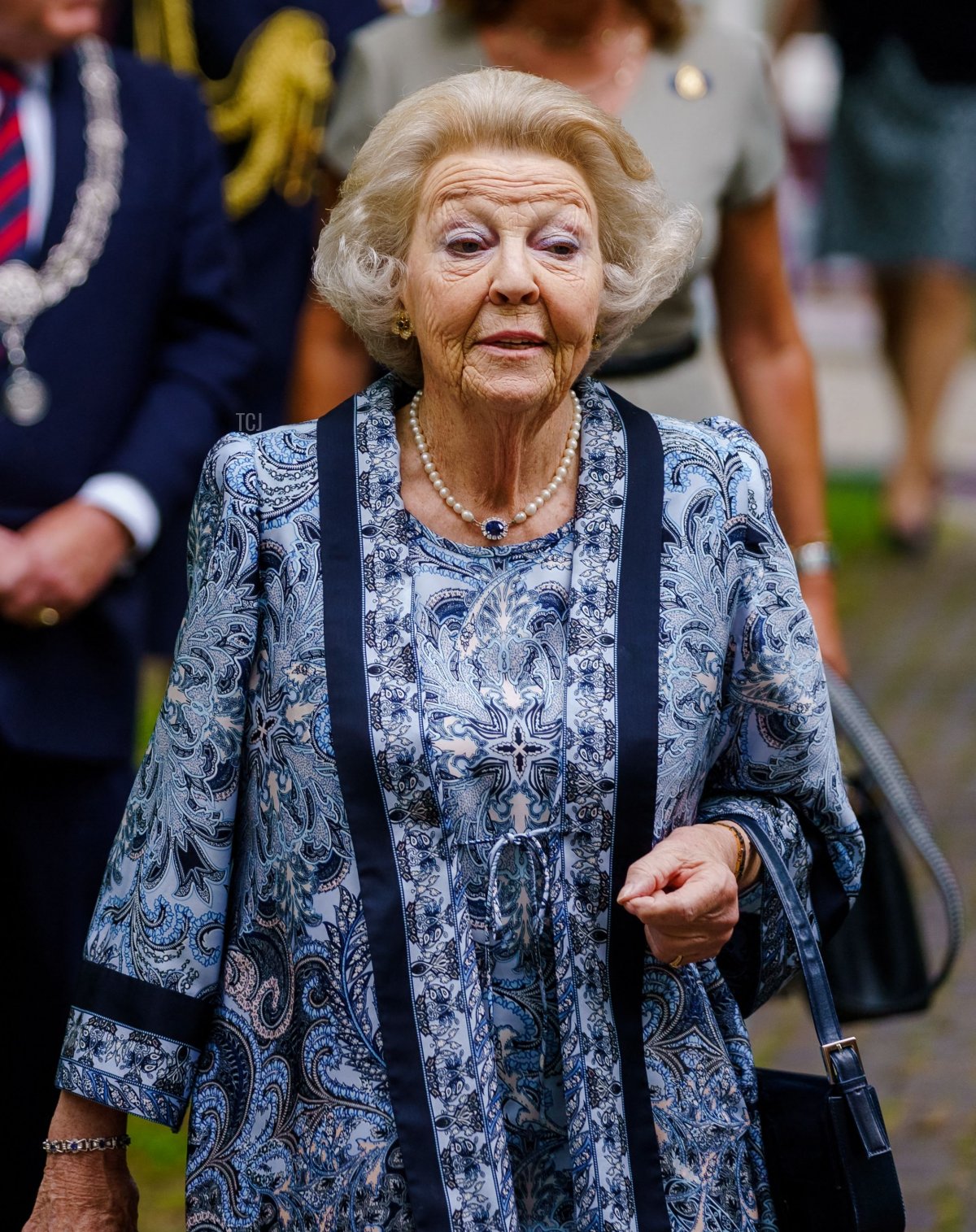 La principessa Beatrix dei Paesi Bassi visita l'esposizione di sculture 'Voorhout Monumentaal' al Pulchri Studio, un'associazione di artisti e galleria d'arte contemporanea, all'Aia, il 12 luglio 2021