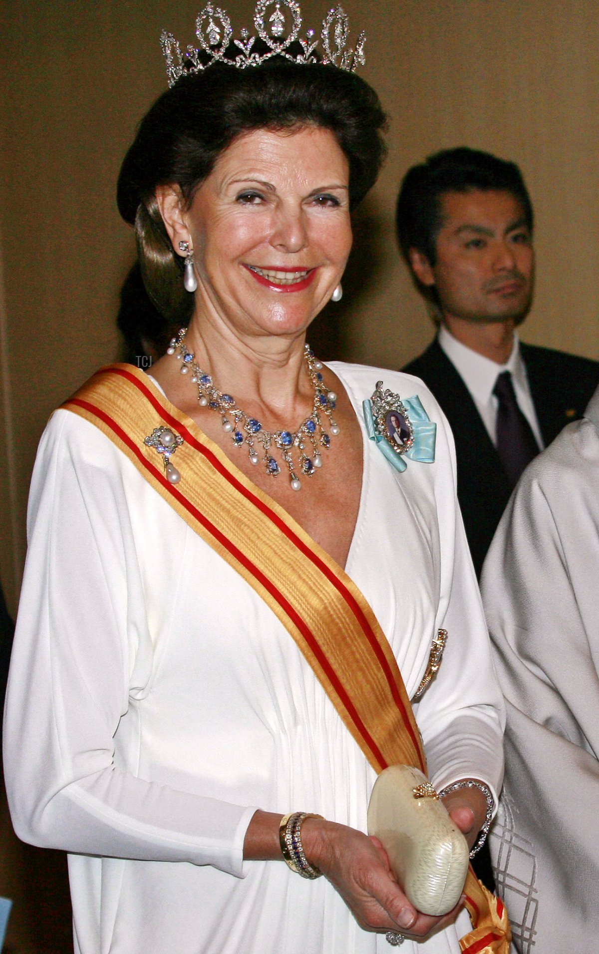 Swedish Queen Silvia (L) walks with Japanese Empress Michiko to a banquet, hosted by Swedish King at a Tokyo hotel, 27 March 2007