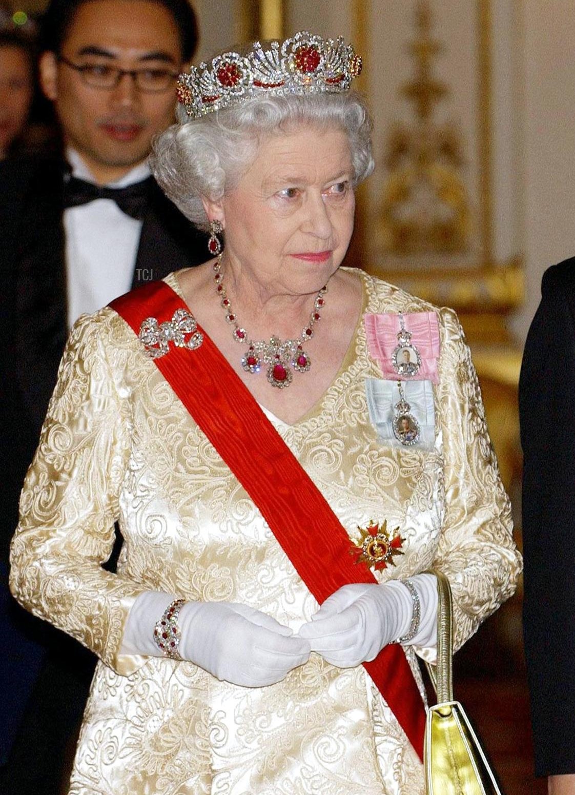 La Regina del Regno Unito Elisabetta II e il Presidente Roh Moo-Hyun della Corea del Sud arrivano per un banchetto di stato a Buckingham Palace, a Londra, 01 dicembre 2004, durante il secondo giorno della visita di stato del presidente nella capitale