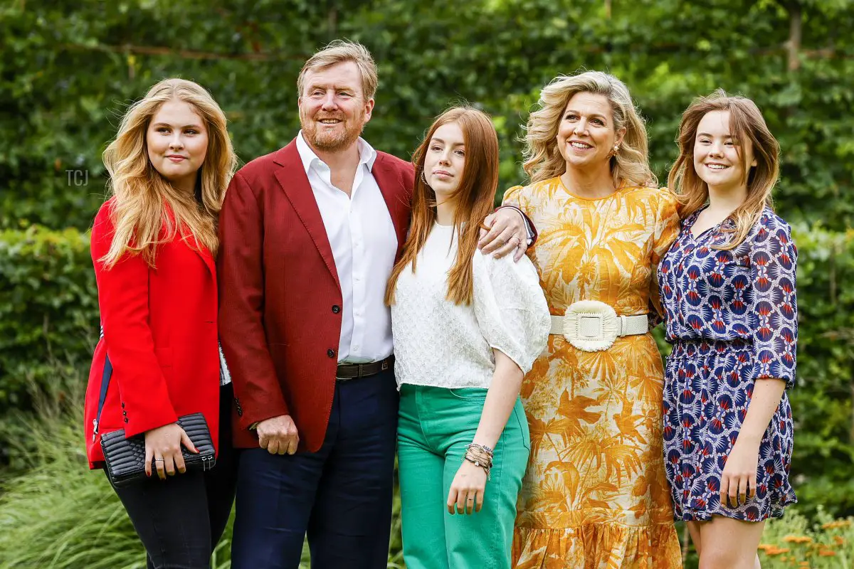 La Famiglia Reale Olandese posa durante la sessione fotografica estiva presso il Palazzo Huis ten Bosch all'Aia, il 16 luglio 2021.