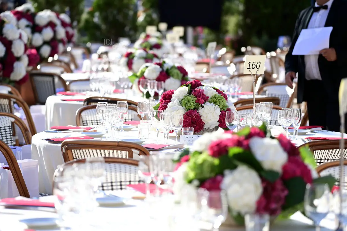 Vista generale dei tavoli per la cena al Café de Paris prima del Concerto Estivo della Croce Rossa il 16 luglio 2021 a Monte-Carlo, Monaco