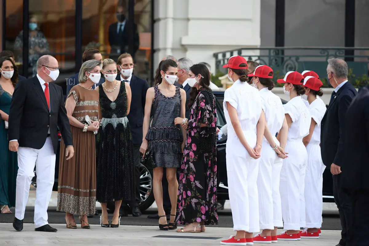 Il Principe Alberto II di Monaco, la Principessa Caroline di Hannover, Beatrice Borromeo, Andrea Casiraghi, Charlotte Rassam e Tatiana Santo Domingo arrivano per assistere al Concerto Estivo della Croce Rossa il 16 luglio 2021 a Monte-Carlo, Monaco