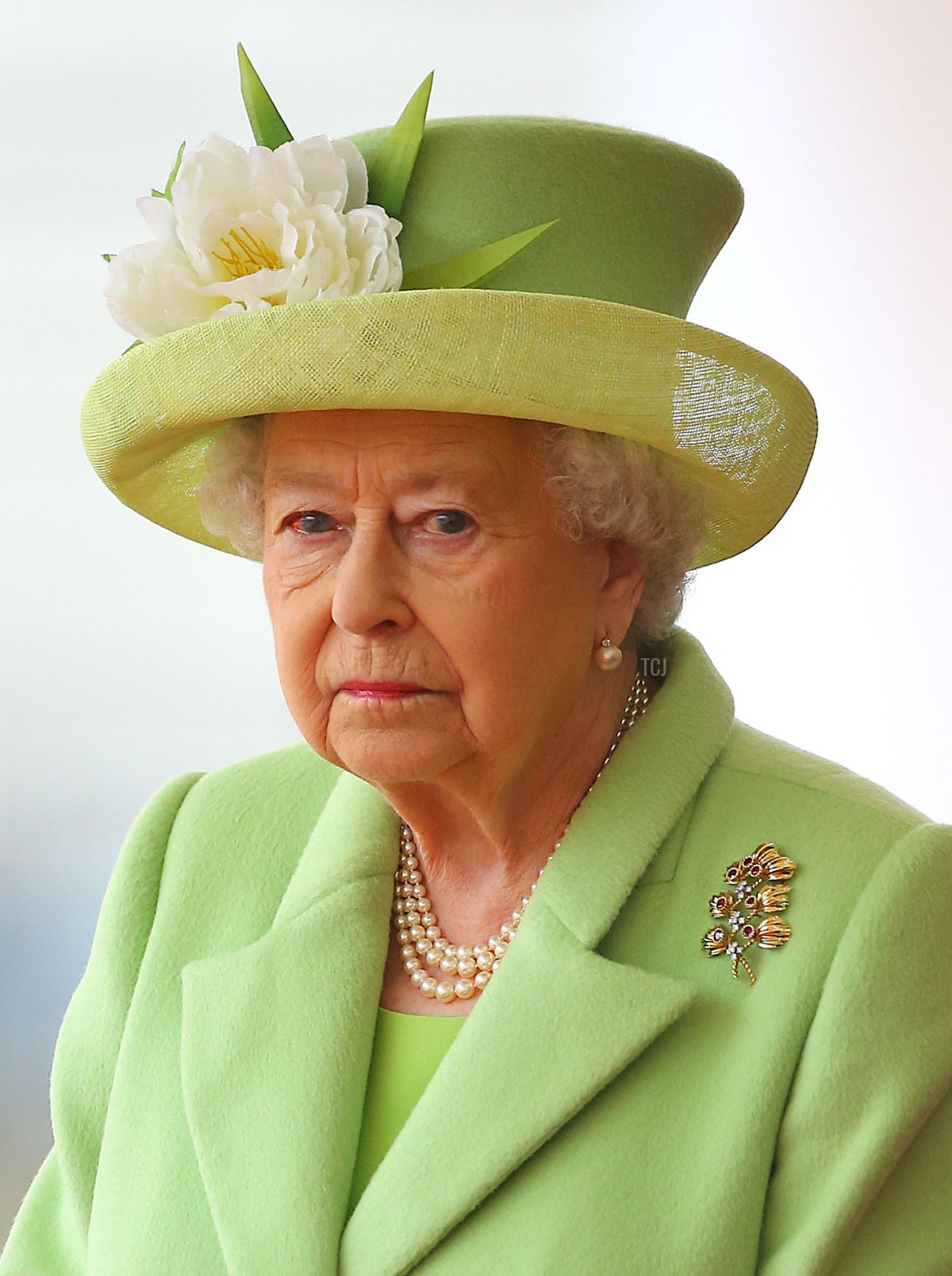 La regina Elisabetta II attende l'arrivo del presidente colombiano Juan Manuel Santos per una cerimonia di benvenuto durante il Horse Guards Parade a Londra l'1 novembre 2016