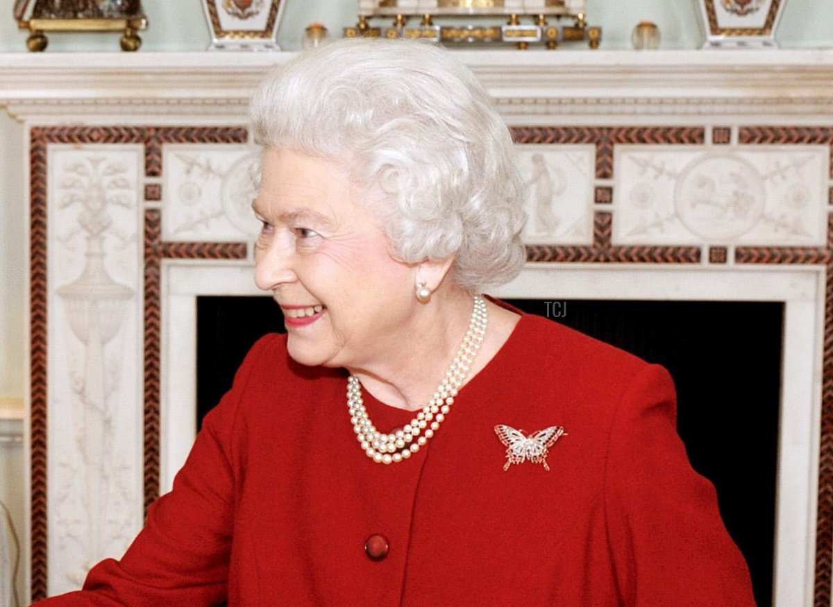 La regina Elisabetta II (a destra) stringe la mano al presidente del Ruanda Paul Kagame durante un incontro privato a Buckingham Palace, a Londra, l'8 marzo 2010