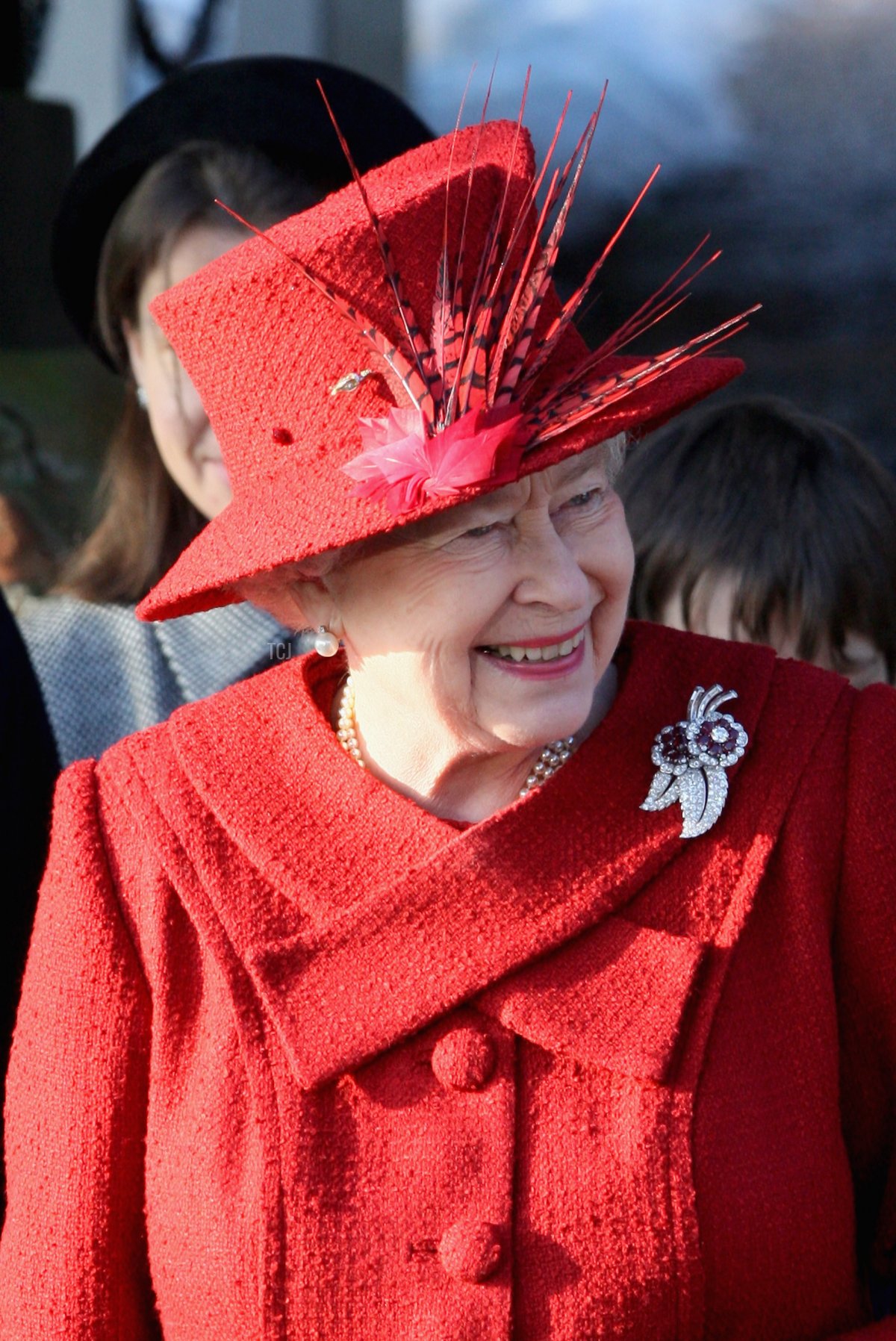 HM La regina Elisabetta II sorride mentre lascia il servizio di Natale presso la chiesa di Sandringham il 25 dicembre 2009 a King's Lynn, Inghilterra