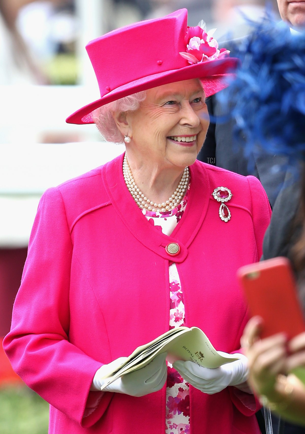 La regina Elisabetta II sorride nel ring delle parate durante il primo giorno di Royal Ascot all'Ascot Racecourse il 16 giugno 2015 ad Ascot, Inghilterra