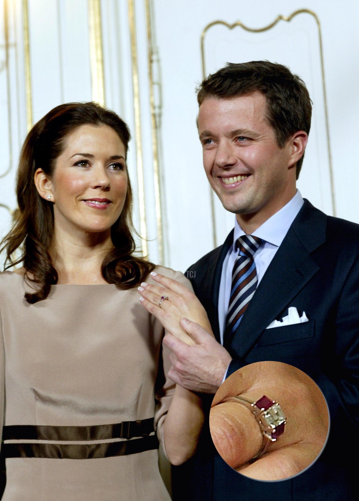 Il principe ereditario danese Frederik mostra l'anello di fidanzamento sulla mano della sua fidanzata Mary Donaldson dell'Australia 08 ottobre 2003 durante la loro prima conferenza stampa congiunta al palazzo reale di Fredensborg a nord di Copenaghen dopo l'annuncio ufficiale