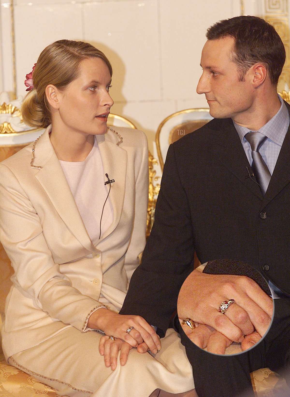 Mette-Marit Tjessem e S.A.R. il principe ereditario Haakon Magnus si tengono per mano il 21 gennaio 2000 dopo aver annunciato il loro fidanzamento a Oslo, Norvegia