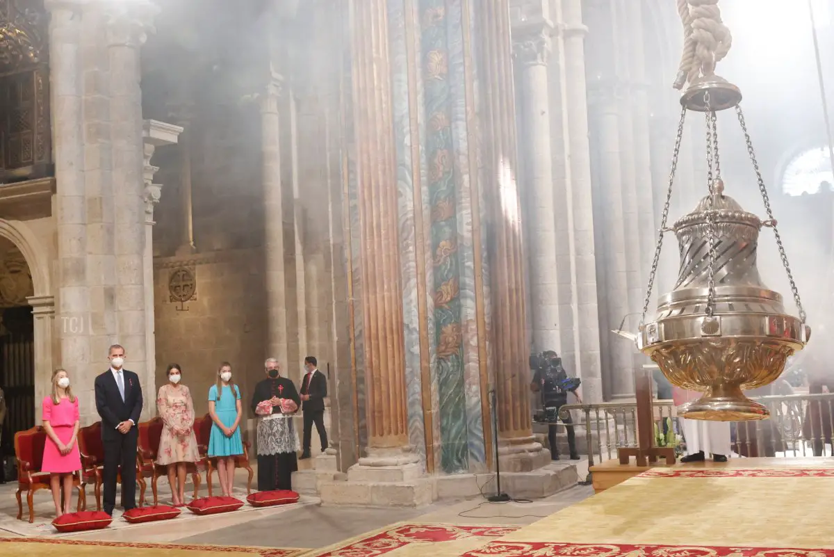 Questa immagine è stata fornita dalla Casa Reale Spagnola e mostra la Principessa Leonor, il Re Felipe di Spagna, la Regina Letizia di Spagna e la Principessa Sofia durante l'offerta nazionale all'apostolo Santiago nella festività regionale di Santiago il 25 luglio 2021 a Santiago de Compostela, Spagna