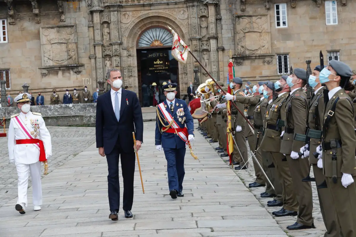 Questa immagine è stata fornita dalla Casa Reale Spagnola e mostra il Re Felipe di Spagna arrivare all'offerta nazionale all'apostolo Santiago nella festività regionale di Santiago presso la Cattedrale di Santiago il 25 luglio 2021 a Santiago de Compostela, Spagna