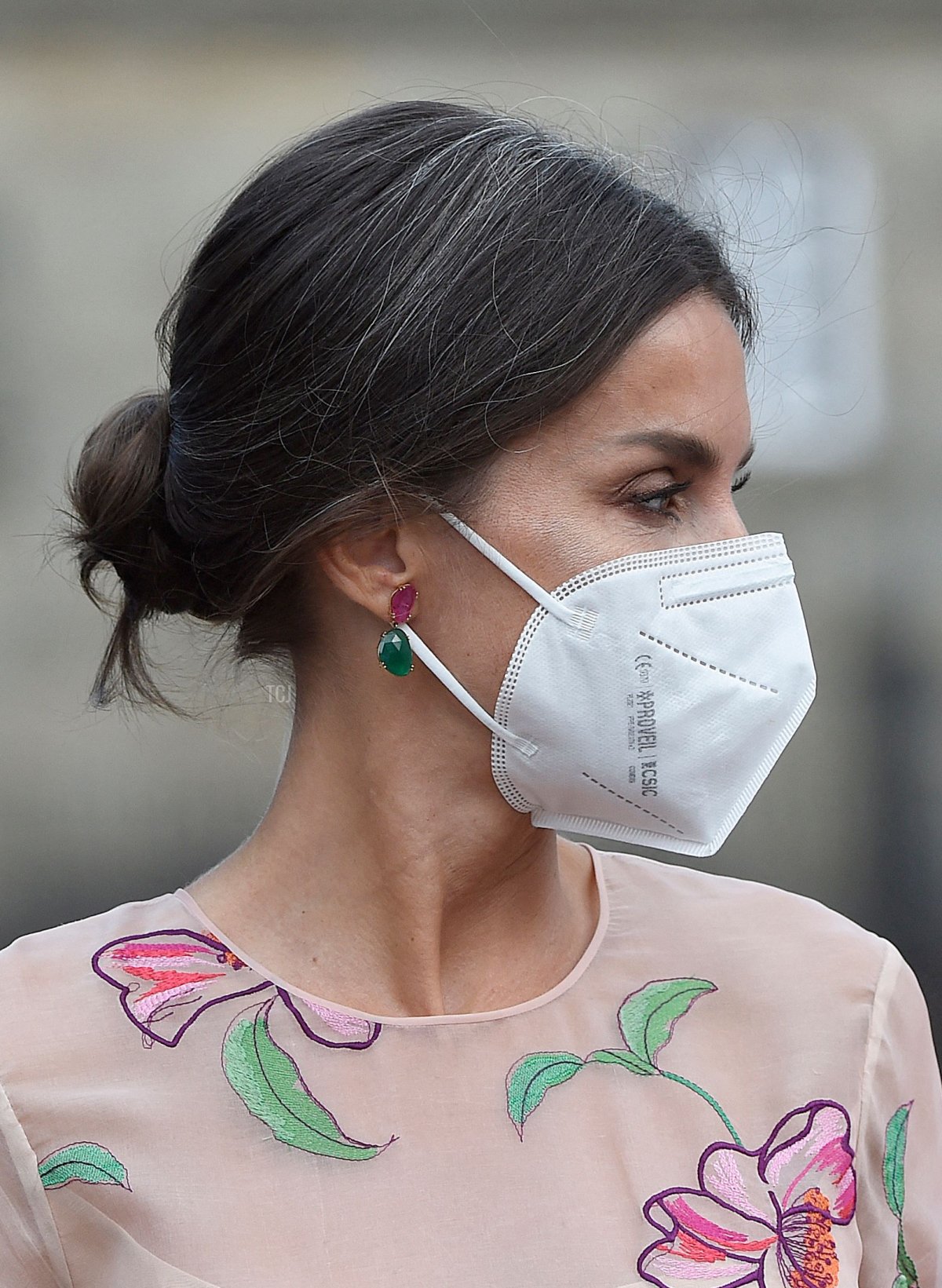 Il Re Felipe VI di Spagna e la Regina Letizia (al centro) parlano con la loro figlia, la Principessa Ereditaria Leonor, mentre arrivano alla Cattedrale di Santiago de Compostela nella Piazza Obradoiro durante le celebrazioni che segnano il Giorno di San Giacomo l'Apostolo il 25 luglio 2021