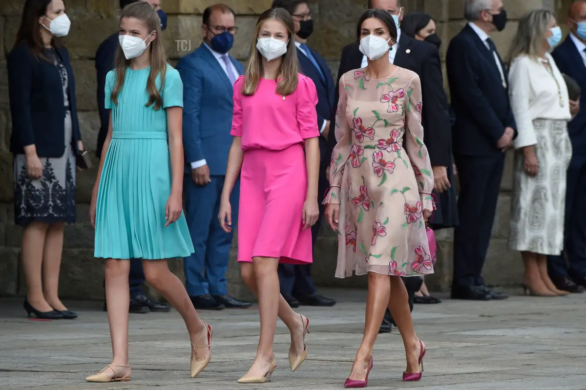 La Regina Letizia di Spagna (a destra) cammina con le sue figlie, la Principessa Ereditaria Leonor (al centro) e la Principessa Sofia, mentre arrivano alla Cattedrale di Santiago de Compostela nella Piazza Obradoiro durante le celebrazioni che segnano il Giorno di San Giacomo l'Apostolo il 25 luglio 2021