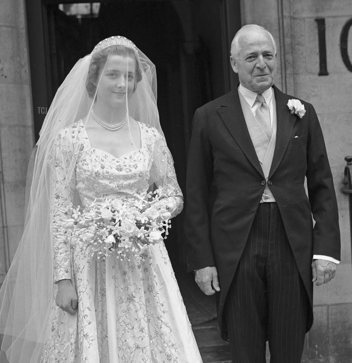 Frances Roche (1936 - 2004) lascia la sua casa in Wilton Crescent, Londra con suo padre Lord Fermoy (1885 - 1955), per il suo matrimonio con John Spencer, Viscount Althorp, poi 8° Conte Spencer, 1 Giugno 1954