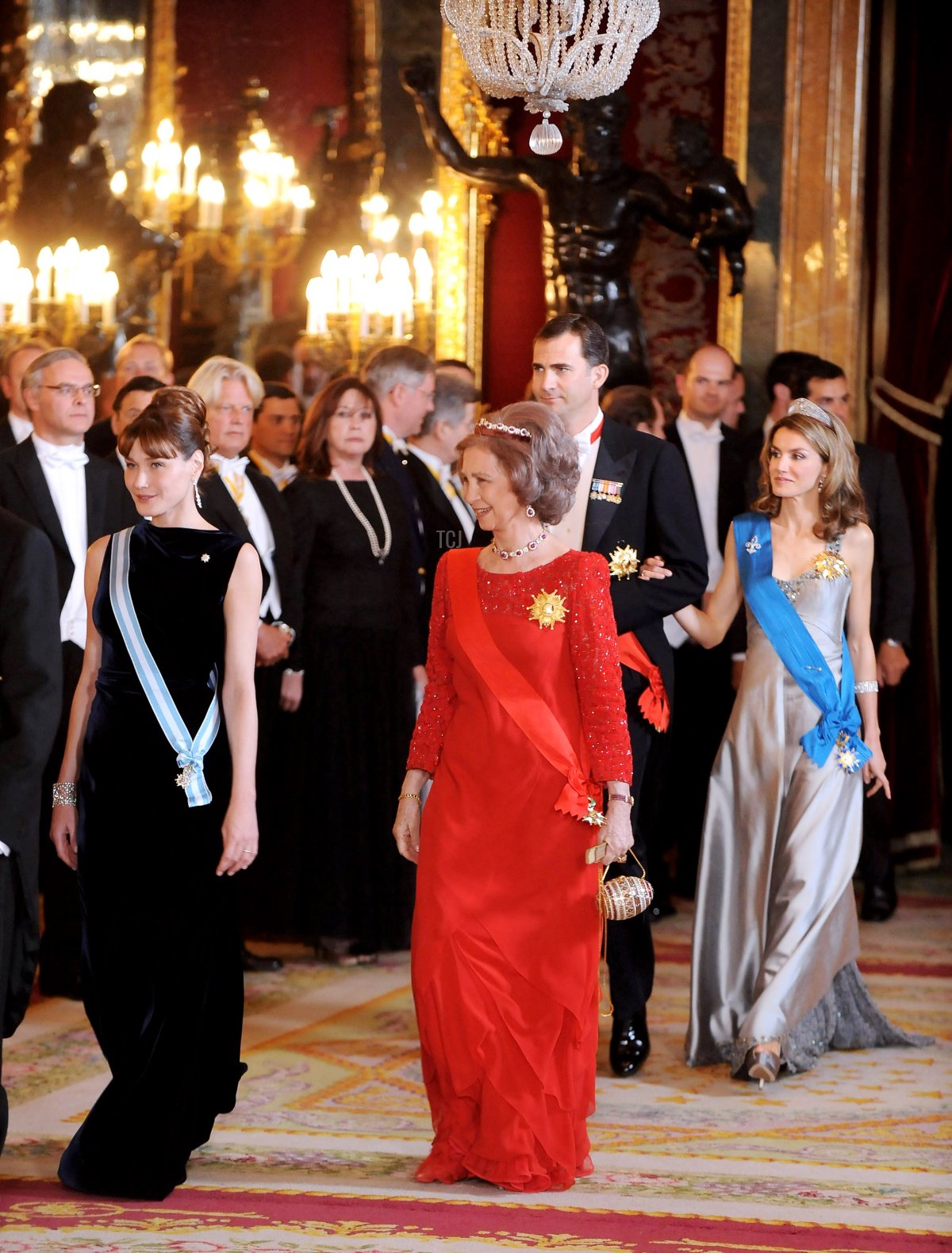 Carla Bruni, la Regina Sofia di Spagna, il Principe Felipe di Spagna e la Principessa Letizia di Spagna partecipano a una Cena di Gala in onore del Presidente francese Nicolas Sarkozy al Palazzo Reale il 27 aprile 2009 a Madrid, Spagna