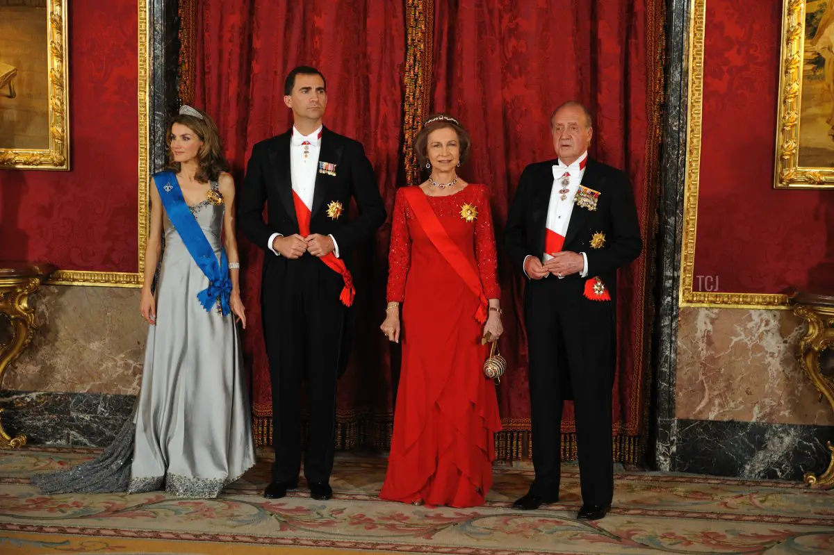 La Principessa Letizia, il Principe Felipe, la Regina Sofia e il Re Juan Carlos I posano prima di una cena di gala con il Presidente francese Nicolas Sarkozy e sua moglie Carla Bruni-Sarkozy al Palazzo Reale di Madrid, il 27 aprile 2009