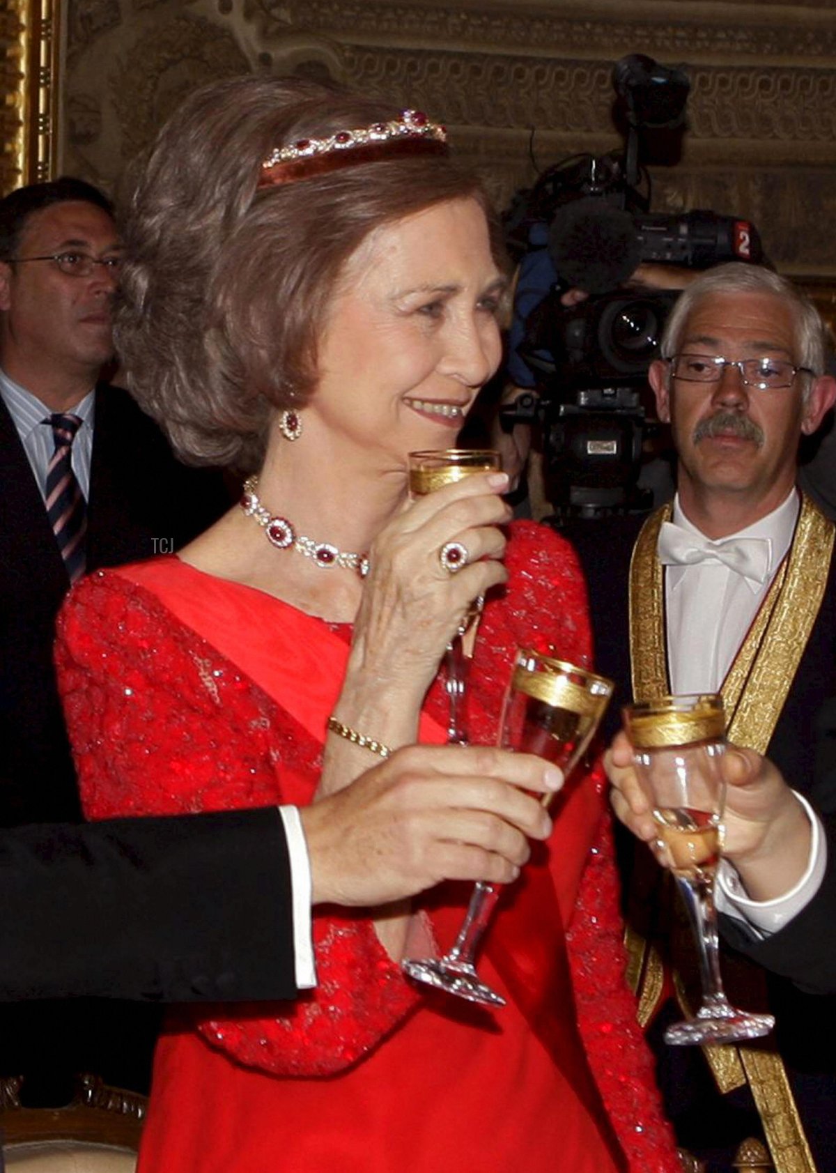 Il Presidente francese Nicolas Sarkozy (L) brinda con il Primo Ministro spagnolo Jose Luis Rodriguez Zapatero (R) davanti alla Regina Sofia di Spagna durante una cena di gala al Palazzo Reale di Madrid il 27 aprile 2009