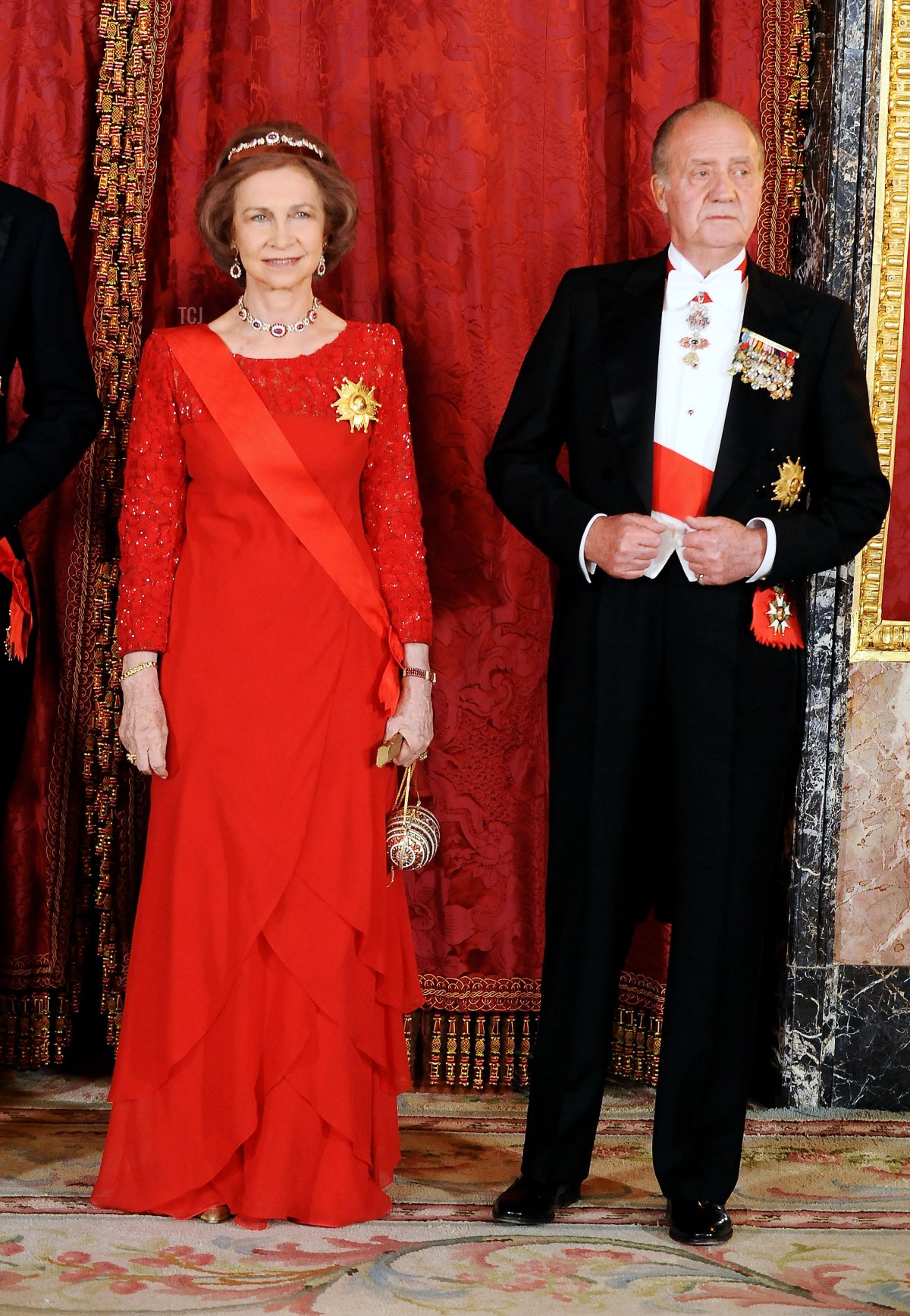 La Regina Sofia di Spagna e il Re Juan Carlos I di Spagna partecipano a una Cena di Gala in onore del Presidente francese Nicolas Sarkozy al Palazzo Reale il 27 aprile 2009 a Madrid, Spagna