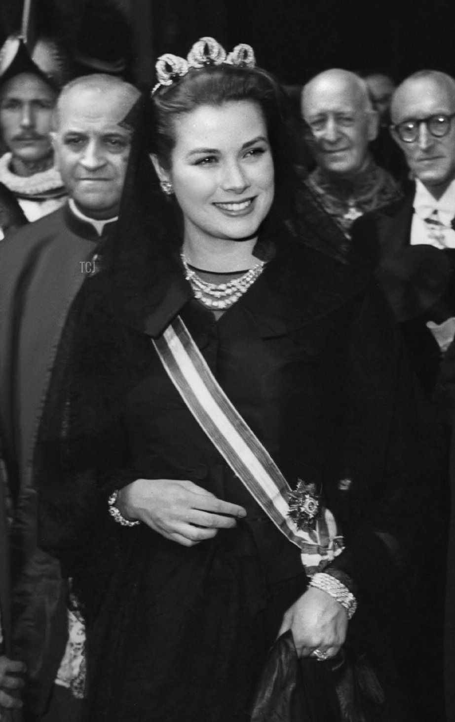 La Principessa Grace di Monaco indossa la Tiara Bains de Mer per un'udienza privata con Papa Pio XII in Vaticano, 30 aprile 1957