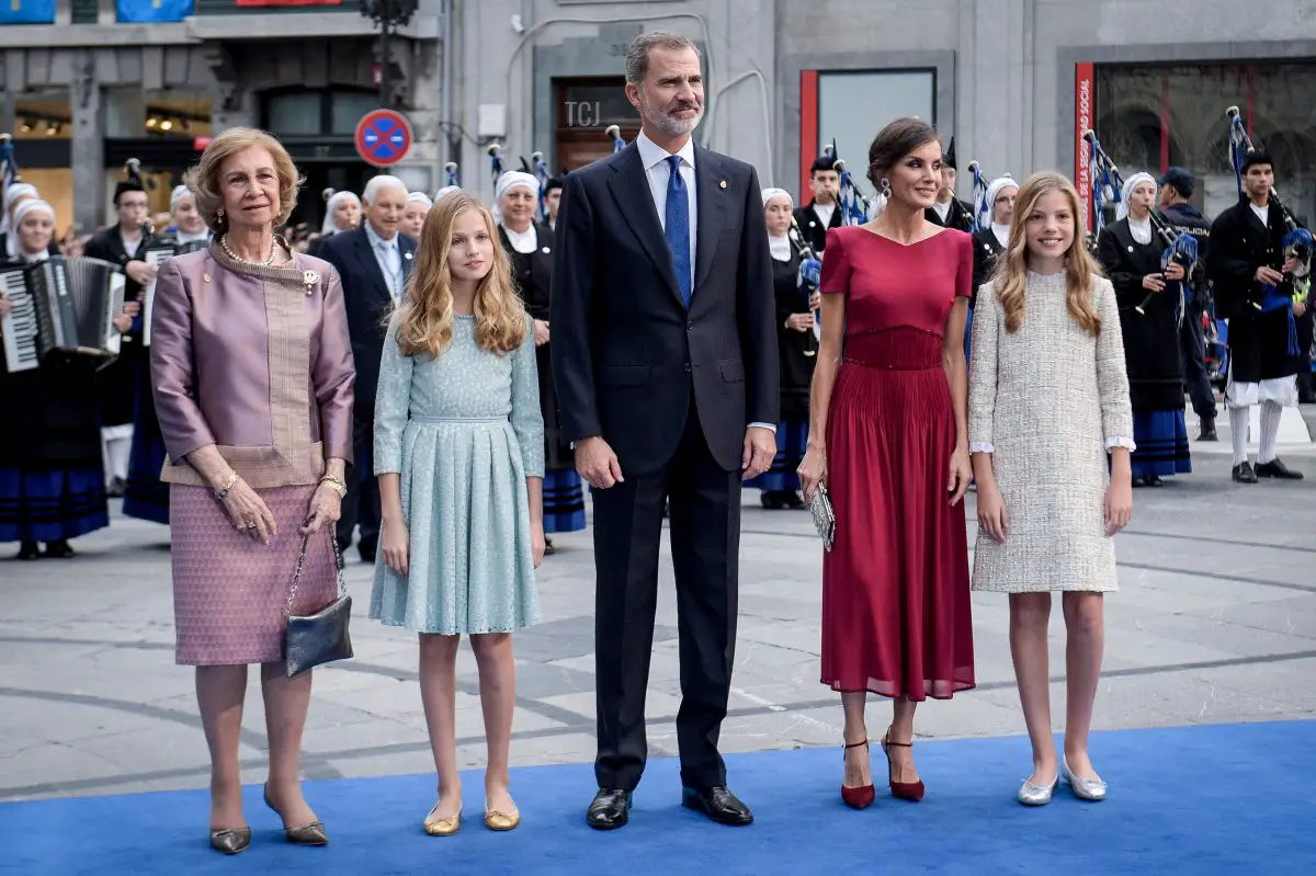 La regina Sofia, la Principessa Leonor di Spagna, il re Felipe VI di Spagna, la regina Letizia di Spagna e la principessa Sofia di Spagna arrivano al Teatro Campoamor in vista della Cerimonia dei Premi 'Princesa de Asturias' 2019 il 18 ottobre 2019 a Oviedo, Spagna