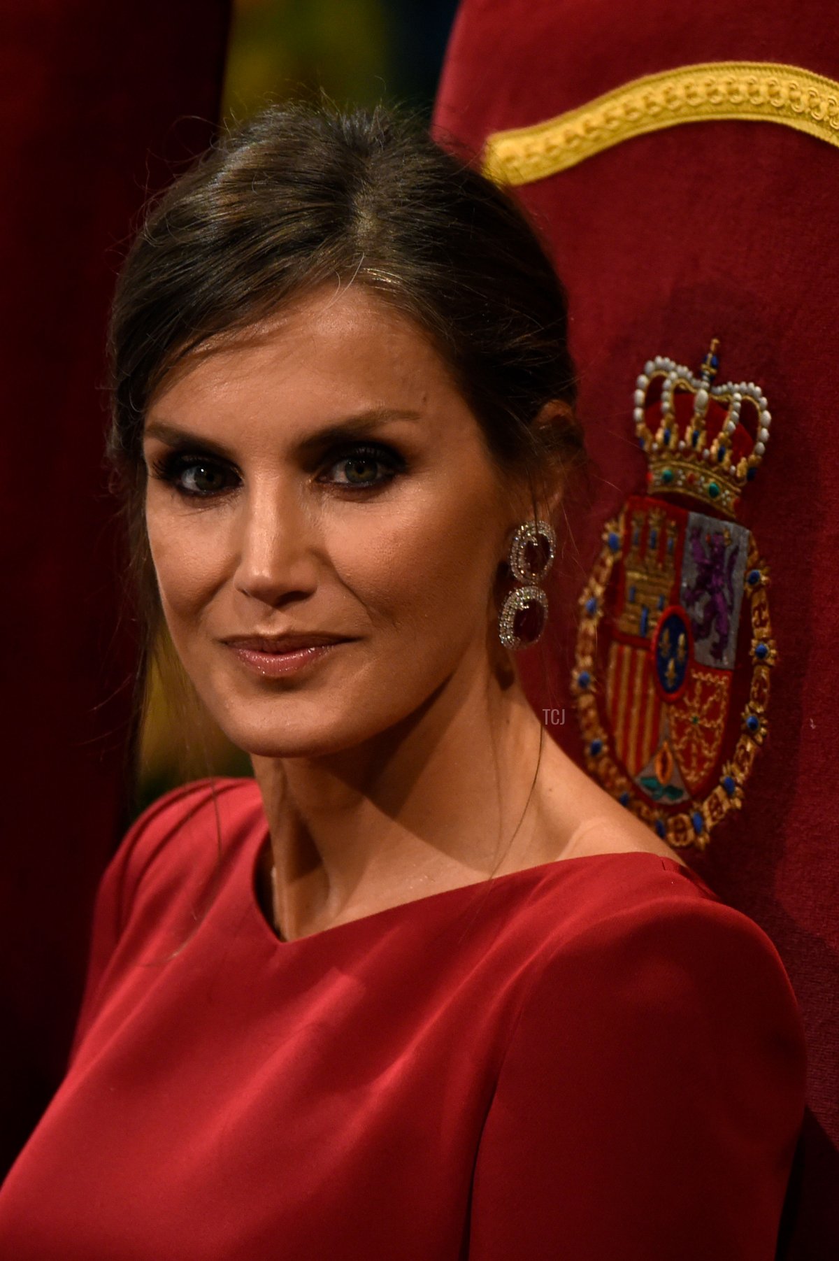 La regina Letizia di Spagna osserva durante la cerimonia dei Premi Principessa delle Asturie al Teatro Campoamor di Oviedo, il 18 ottobre 2019