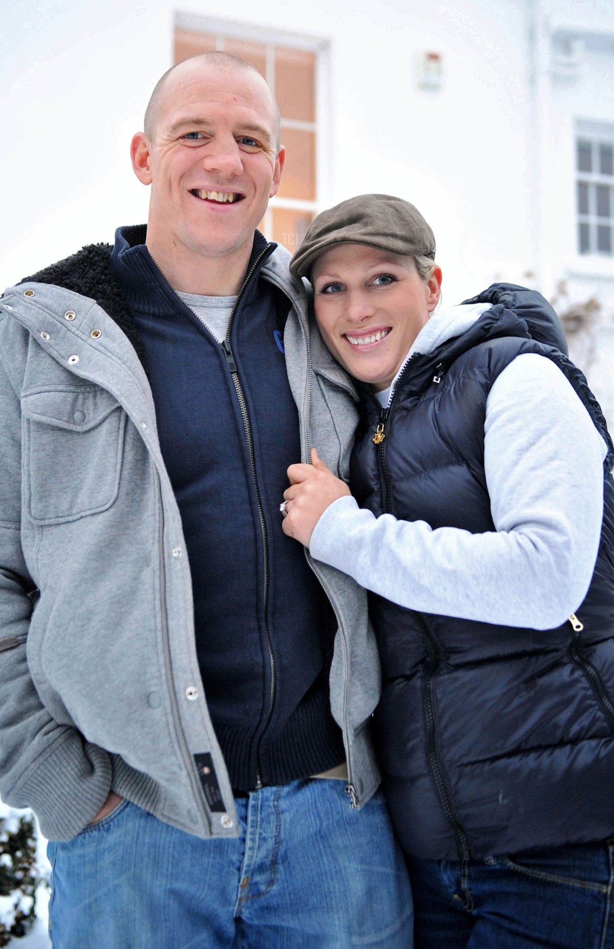 Zara Phillips, figlia della principessa Anne, e nipote della regina britannica Elisabetta II, posa per una foto con il suo fidanzato, il giocatore di rugby Mike Tindall, dopo l'annuncio del loro fidanzamento, a casa loro nel Gloucestershire, Inghilterra sud-occidentale il 21 dicembre 2010